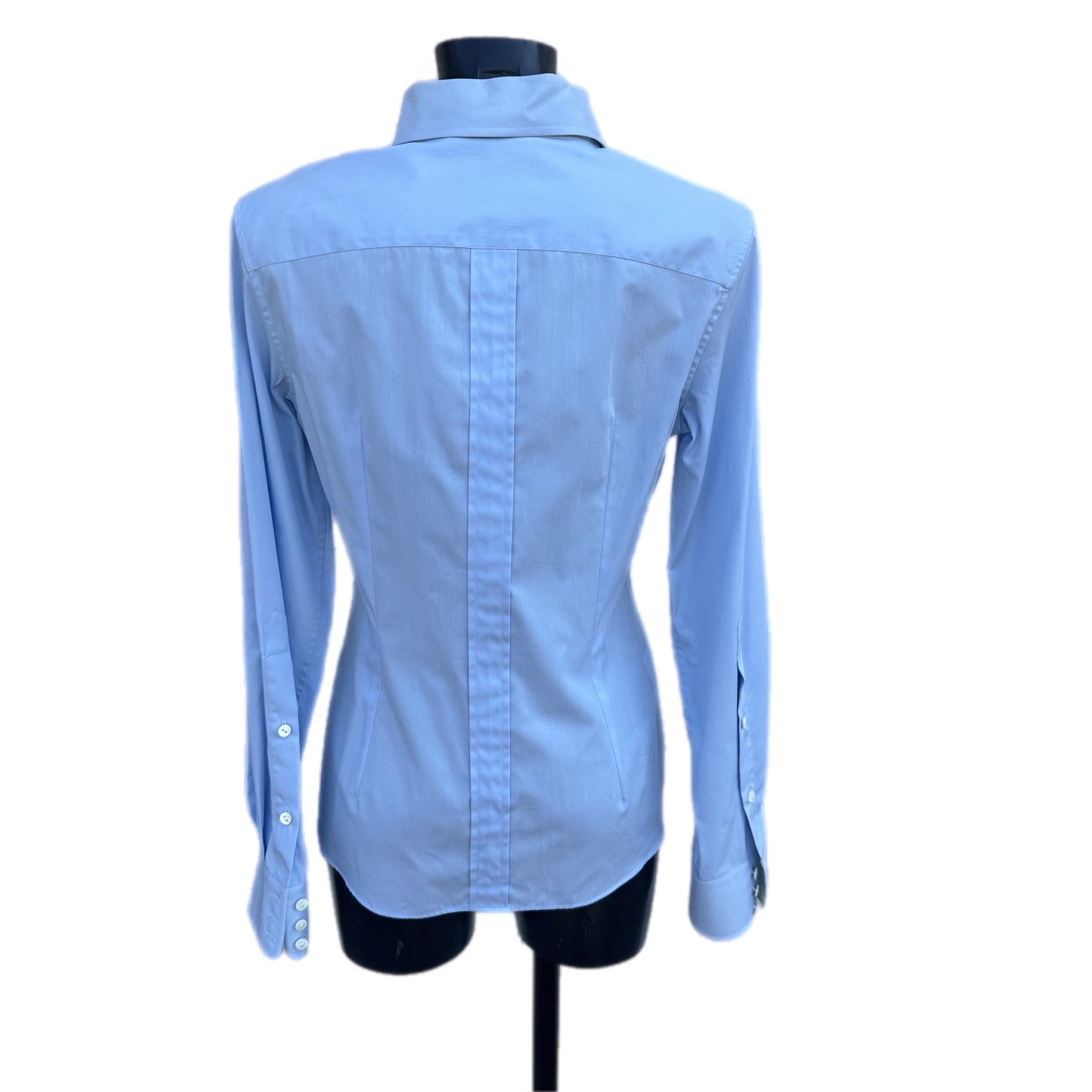 Dolce & Gabbana camicia celeste con bottoni logati invisibili. Dettagli in seta azzurra 
Taglia 46 vestibilità piccola. 
Misure: 
Spalle 44cm
Manica 65cm
Petto 46cm
Vita 42cm
Lunghezza 70cm