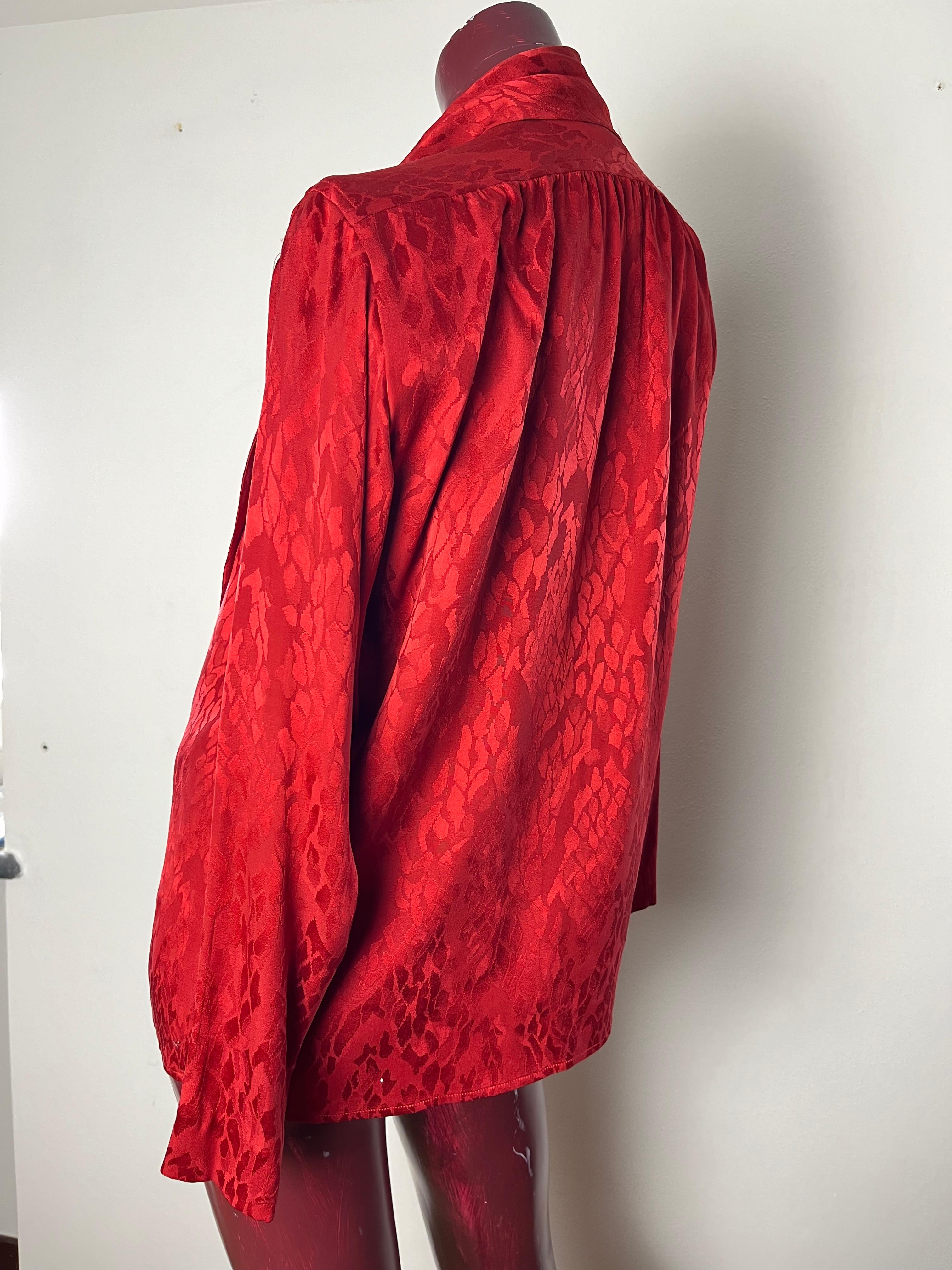 Chemise en soie à motif Yves Saint Laurent pour femme en vente 1