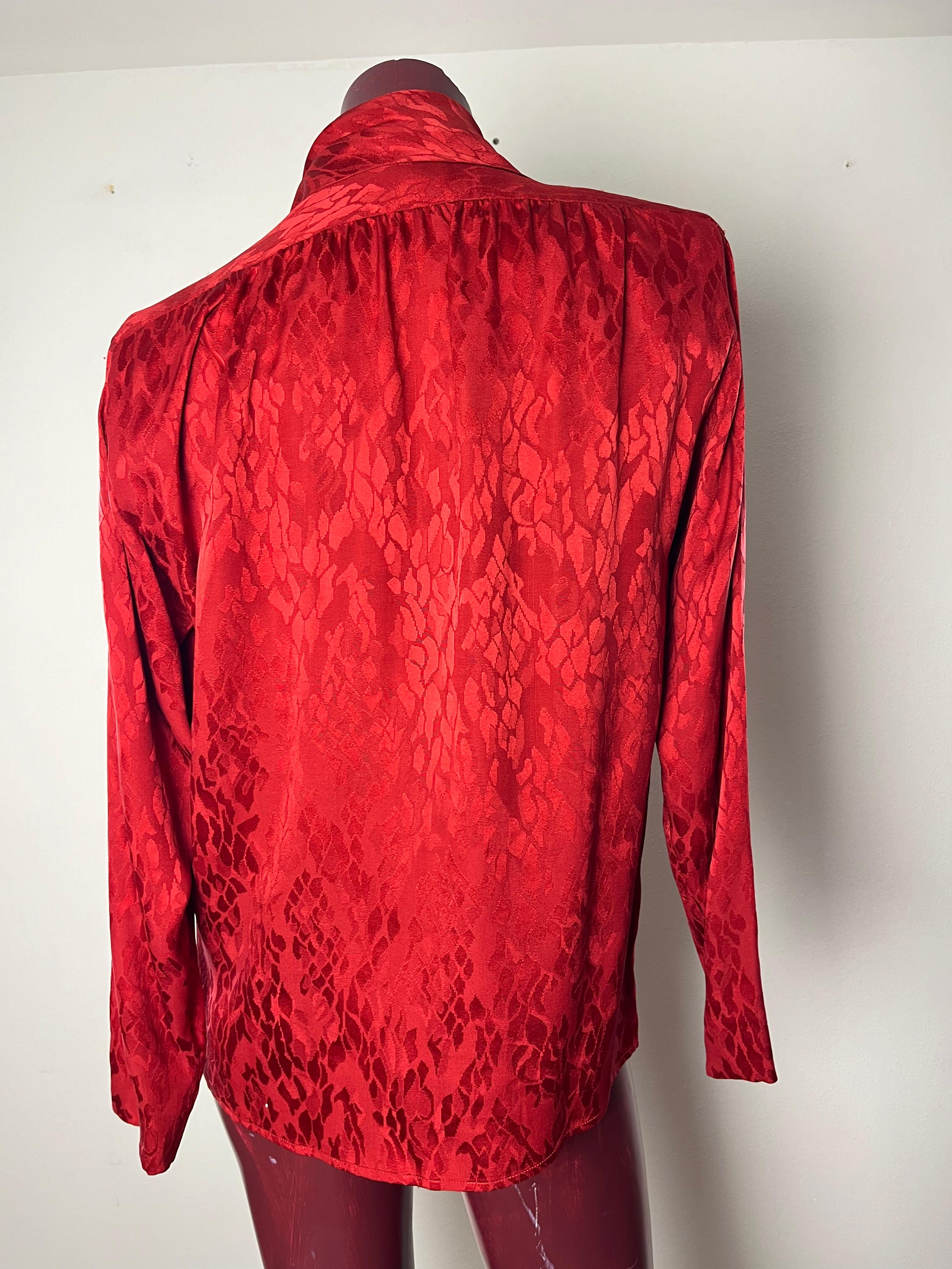 Chemise en soie à motif Yves Saint Laurent pour femme en vente 2