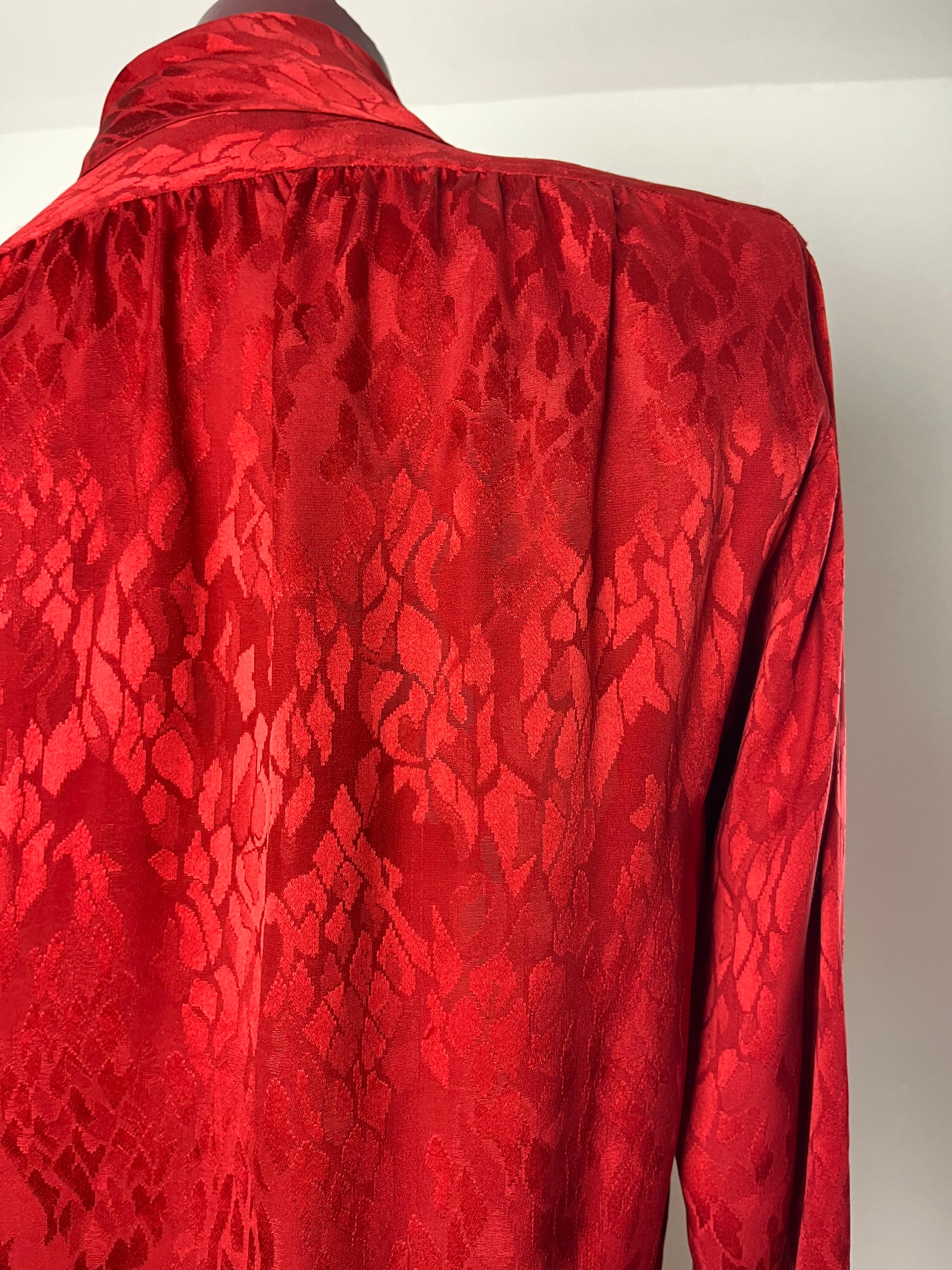 Chemise en soie à motif Yves Saint Laurent pour femme en vente 3