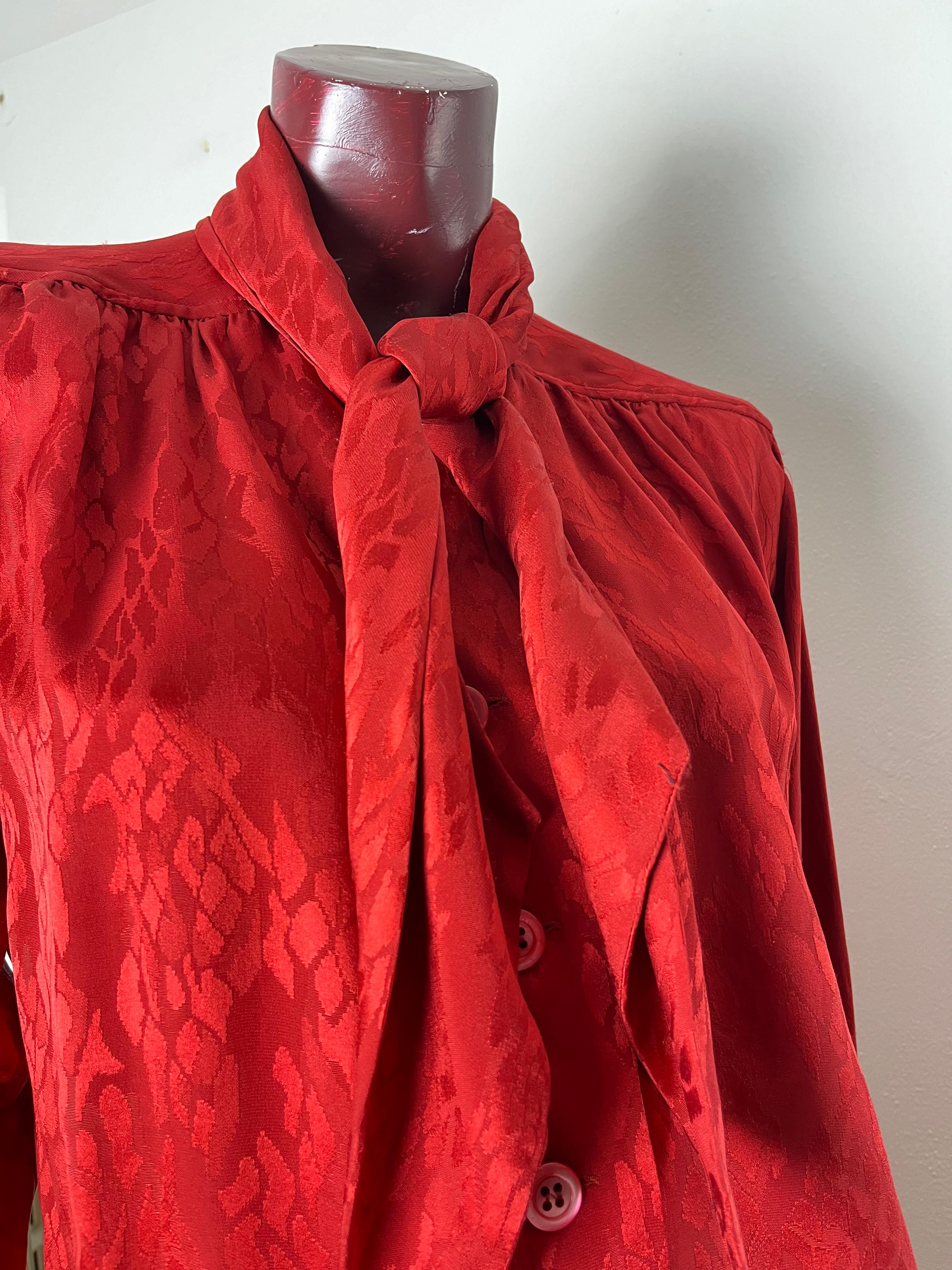 Chemise en soie à motif Yves Saint Laurent pour femme en vente 4