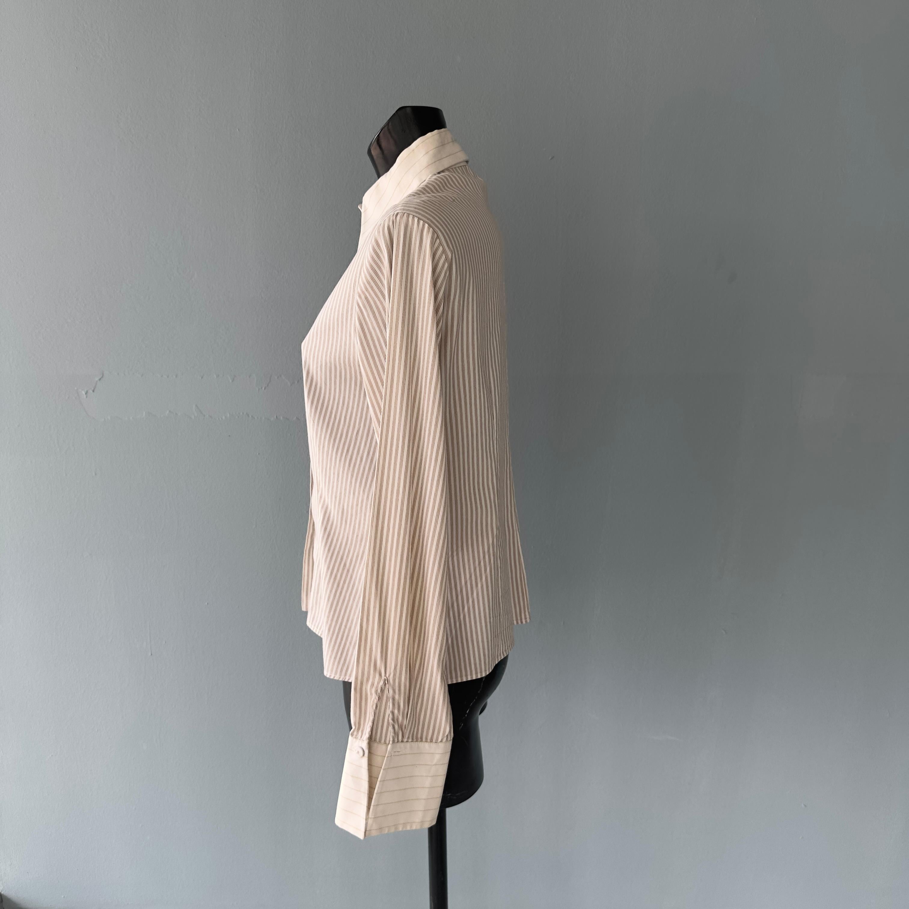 Striped shirt in beige/brown tones Gianfranco Ferre' studio. Clear cuffs and collar, fabric-covered buttons
Measures:
Spalle 44cm
Sleeve 67cm
Petto 50cm
Length 60cm