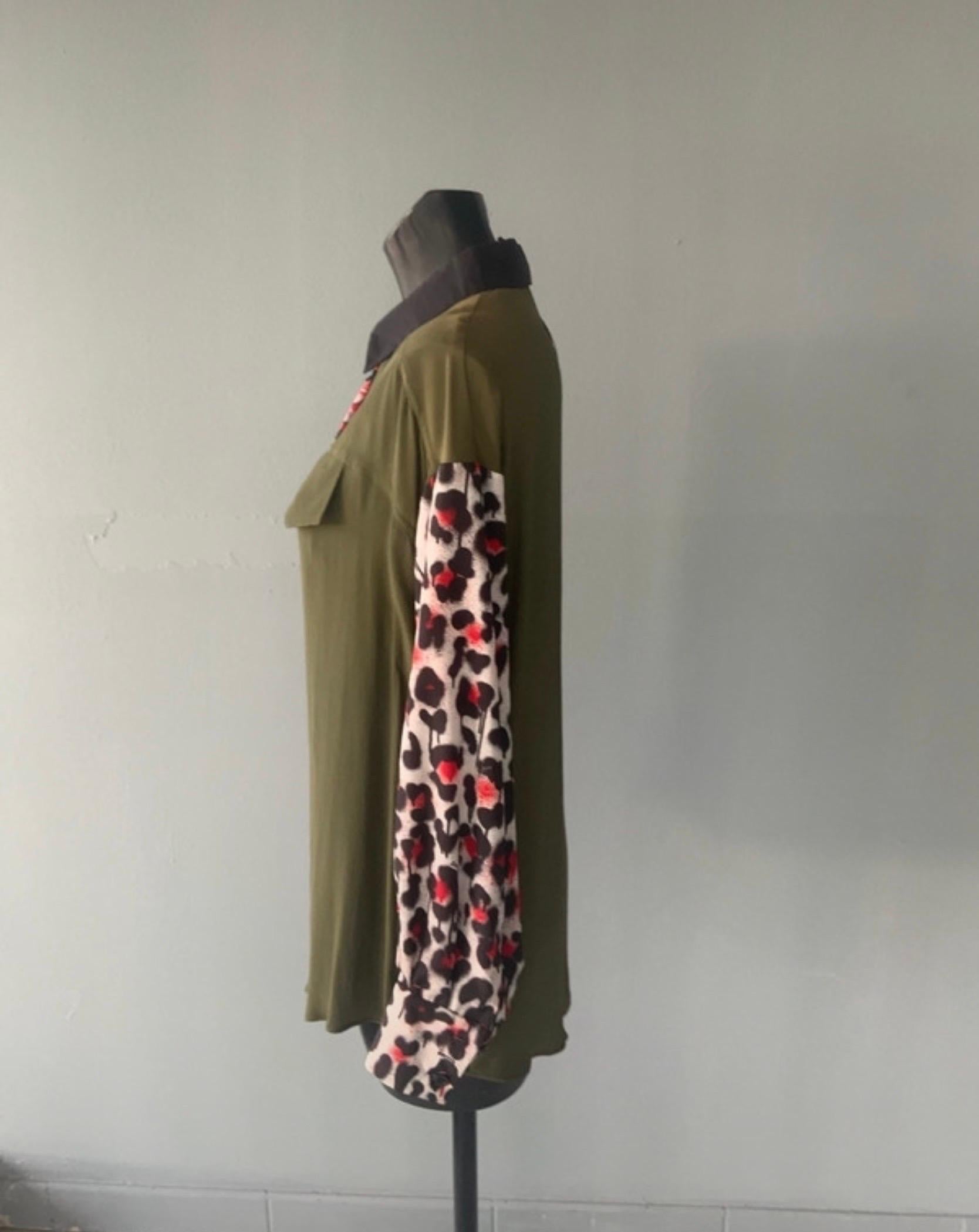 Camicia Moschino boutique di tessuti e fantasie differenti. 
Taglia 40 da portare over, nuova con cartellino.
Da lavare perché da una parte ha preso un po’ la forma della gruccia