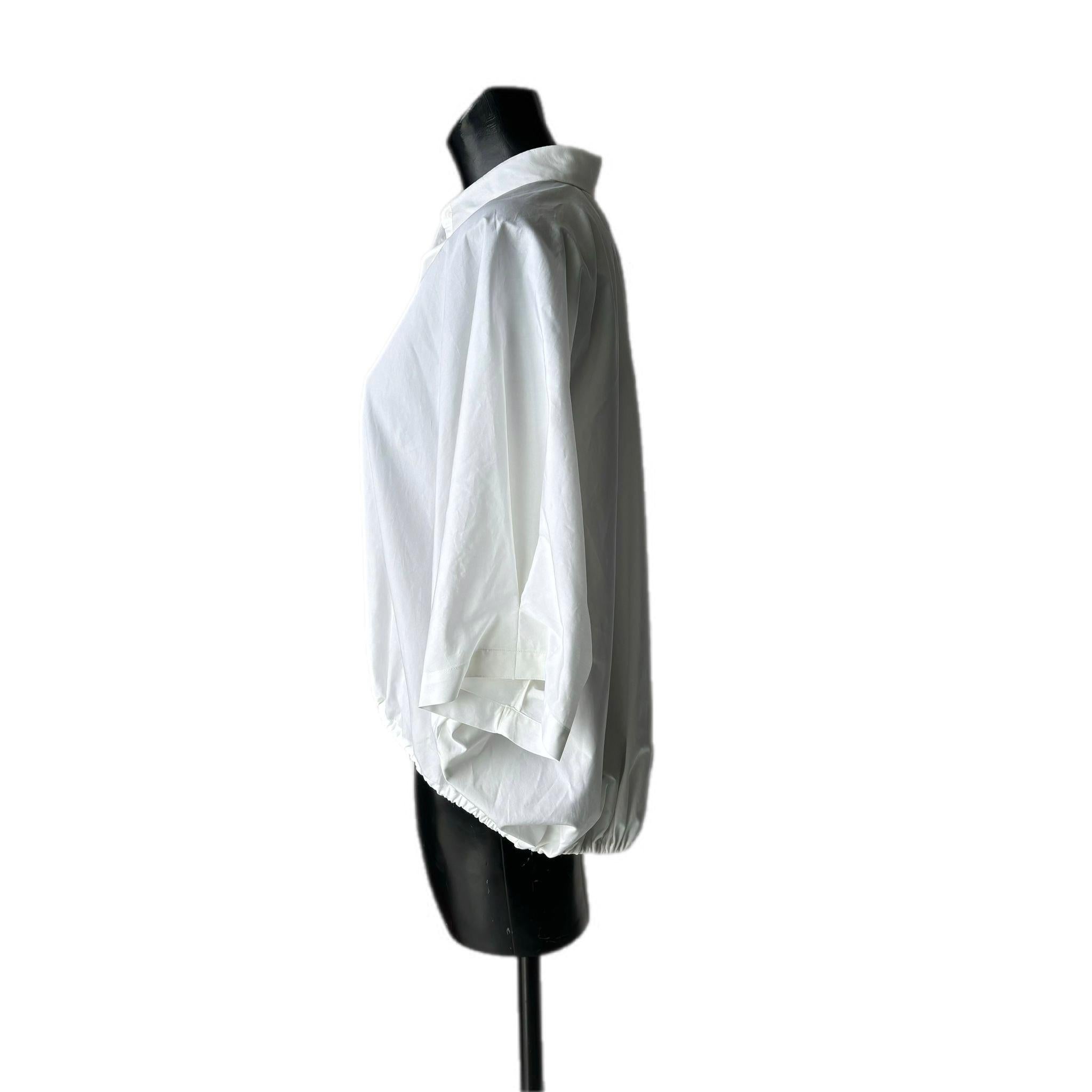 Max Mara, sobrecamisa blanca con hombro raglán en excelente estado
Manga 3/4, cierre con botones y cordón en la parte inferior para ajustarla
Talla 40 es
Medidas:
Hombro raglán
Largo 68 cm
Pecho 90 cm
Manga 41 cm