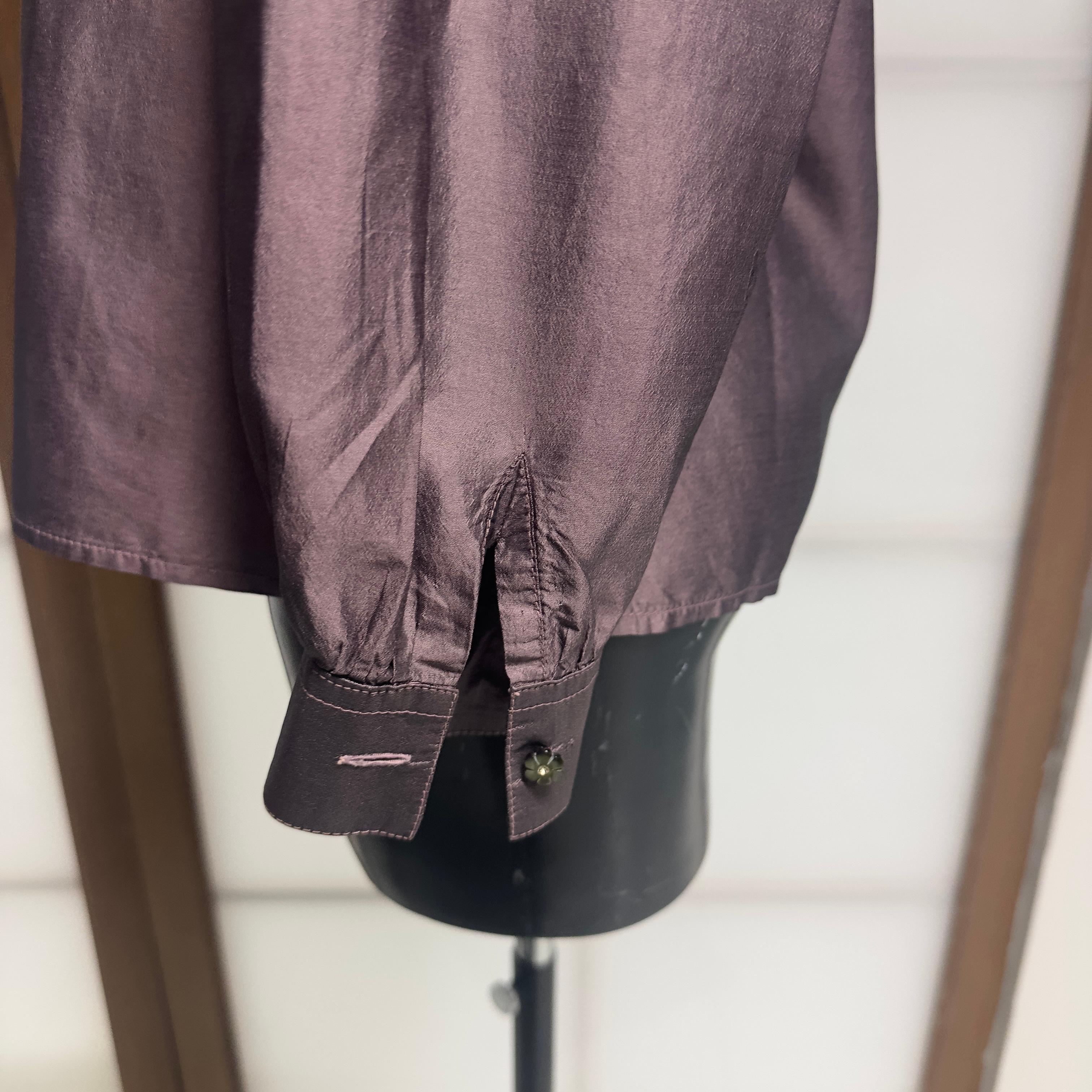 Camicia Prada in taffetà seta con colletto plissettato e scollo a V, anni 2000 In condizioni buone in vendita a Basaluzzo, IT