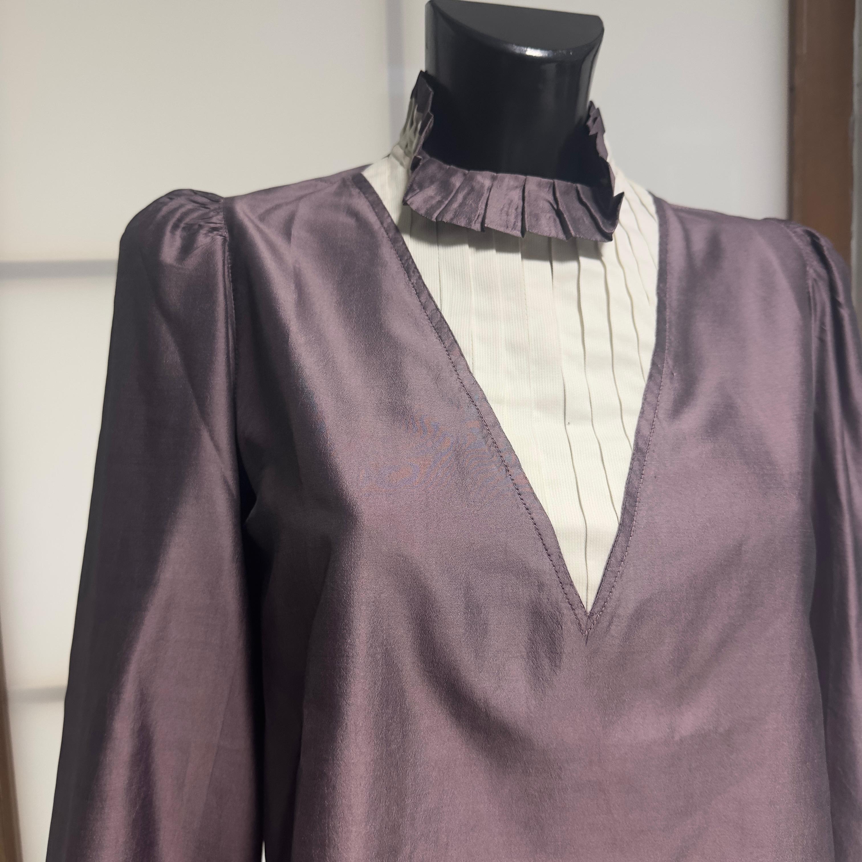 Camicia Prada in taffetà seta con colletto plissettato e scollo a V, anni 2000 in vendita 2