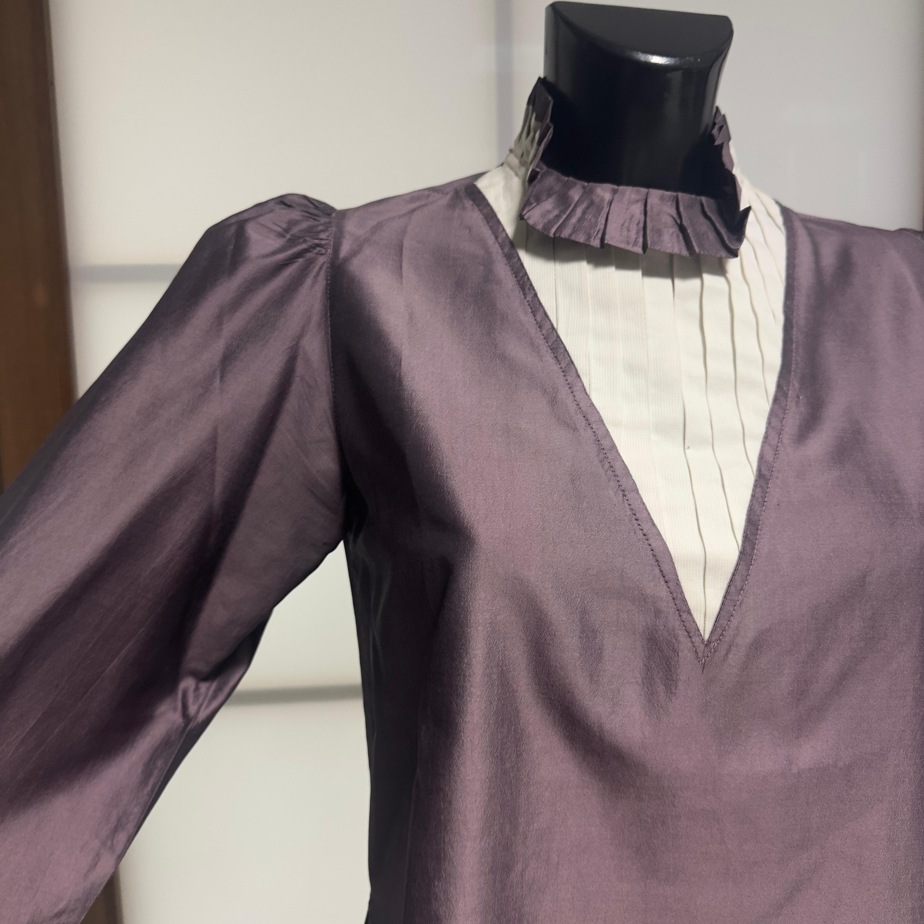 Camicia Prada in taffetà seta con colletto plissettato e scollo a V, anni 2000 in vendita 3