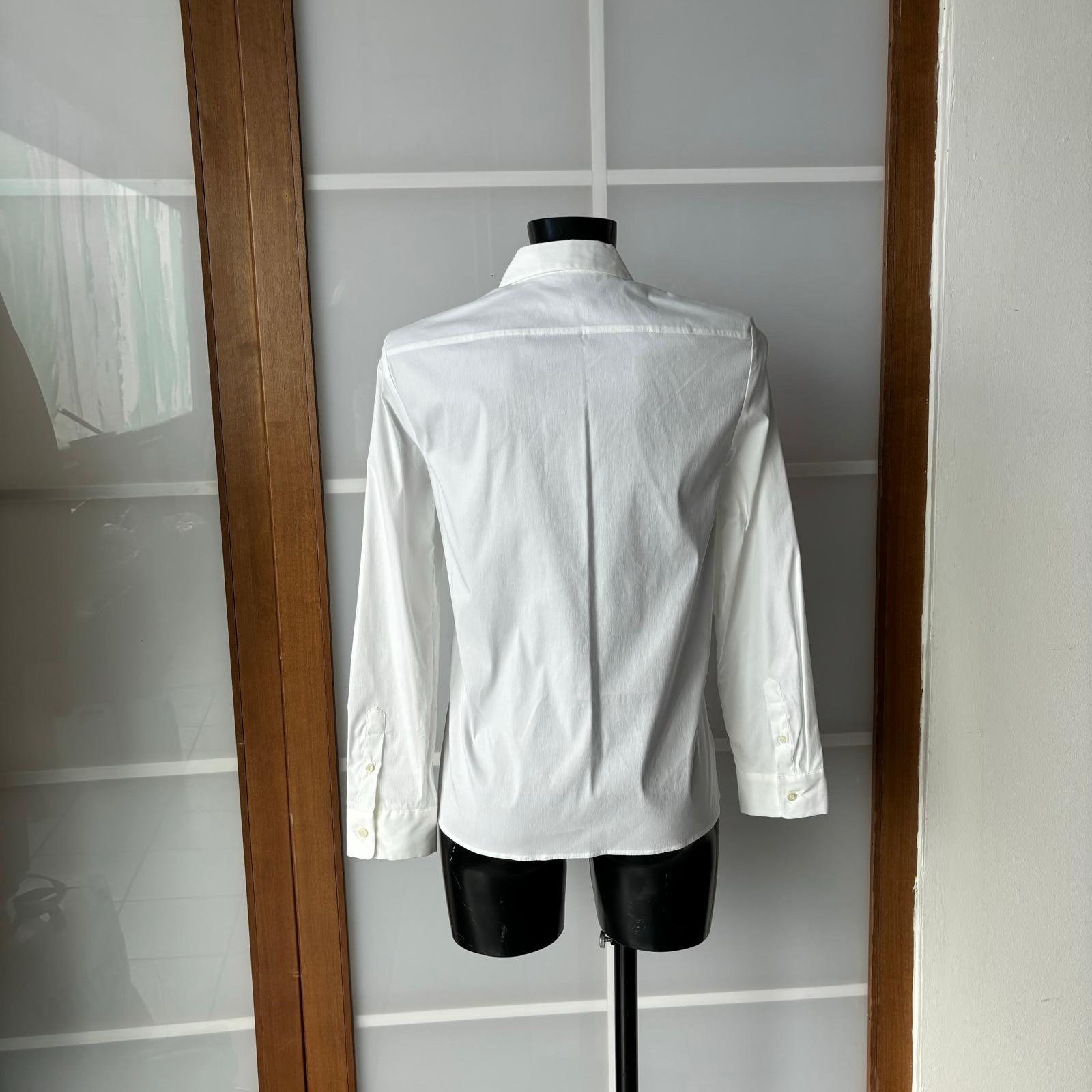 Camicia bianca Prada modello regular mai utilizzata con cartellino
Taglia 40, composizione cotone stretch
Chiusura bottoni
Misure:
Spalle 40cm
Lunghezza 68 cm
Manica 58 cm
petto 47 cm