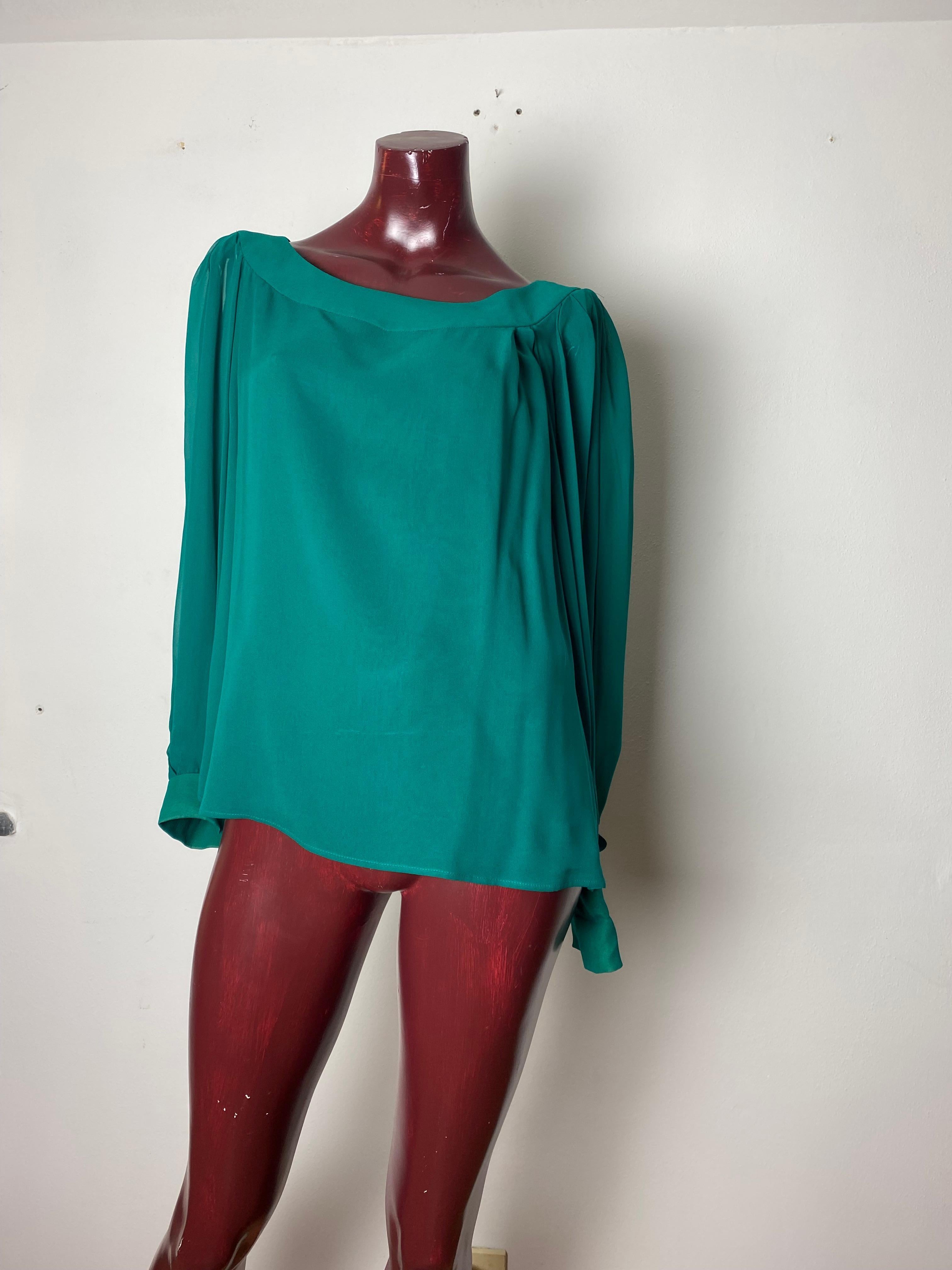 Green silk shirt with sheer puff sleeves and narrow cuff
Matching stole length 120 cm width 60 cm
good fit the mannequin wears a 38/40 Italian
shoulder measurement 38 cm

