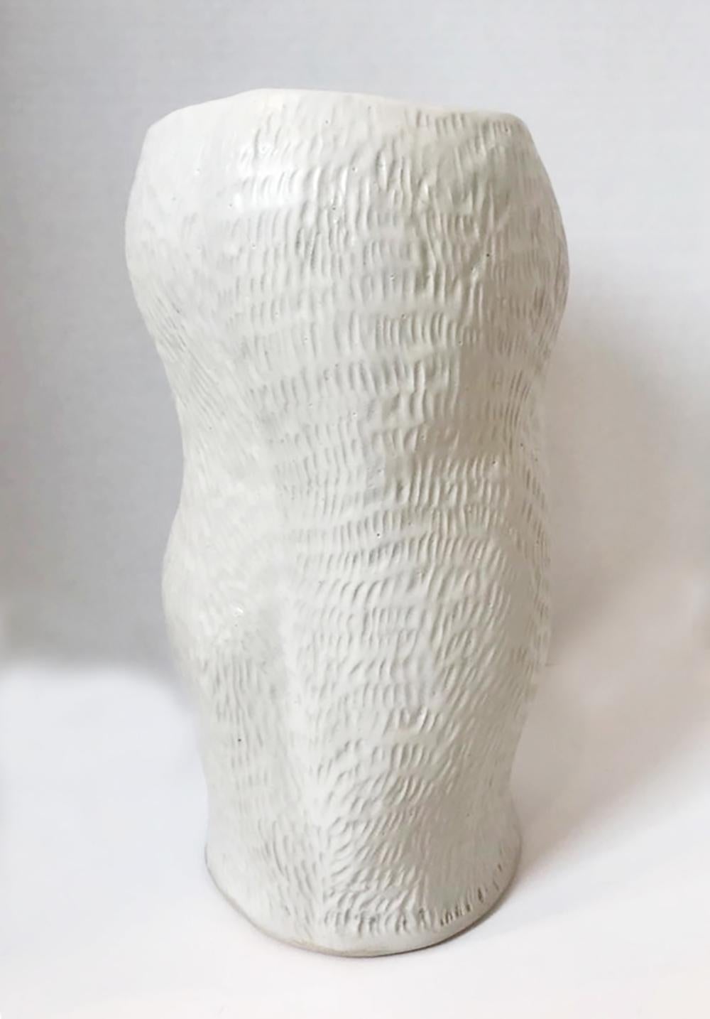 Trish DeMasi
Camille Vessel, 2020
Keramisch glasiert
13.5 x 6,5 x 6,5 Zoll

Dieses weiß glasierte Keramikgefäß der Künstlerin Trish DeMasi aus Philadelphia hat eine feine Textur und eine wellenförmige Form. Es ist die perfekte Ergänzung für ein