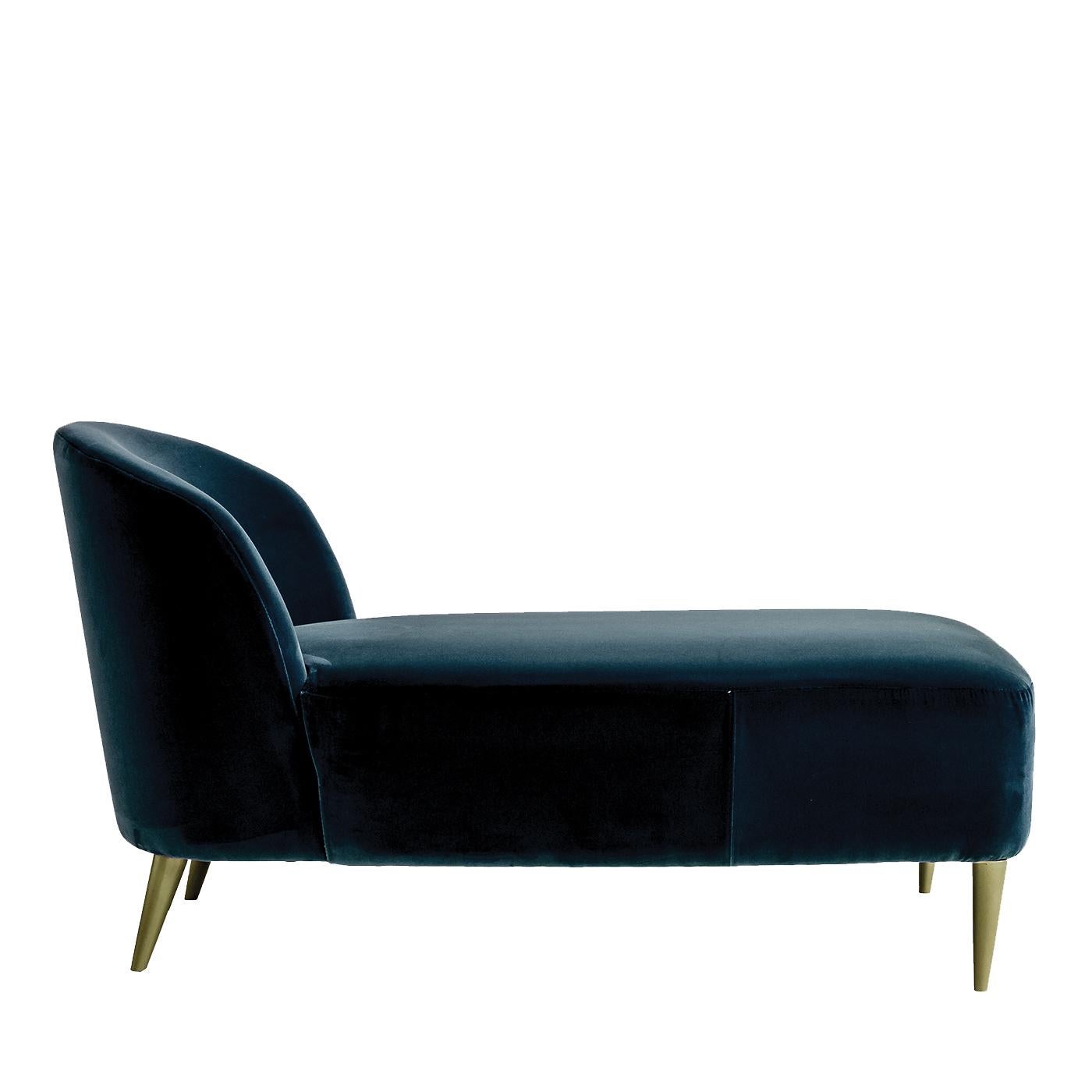 Classic yet versatile, this sophisticated chaise longue elevates any room to a relaxing and comfortable space. The tall, enveloping backrest is defined by soft curves and gently sloped arms, while the long seat has a tall cushion made of