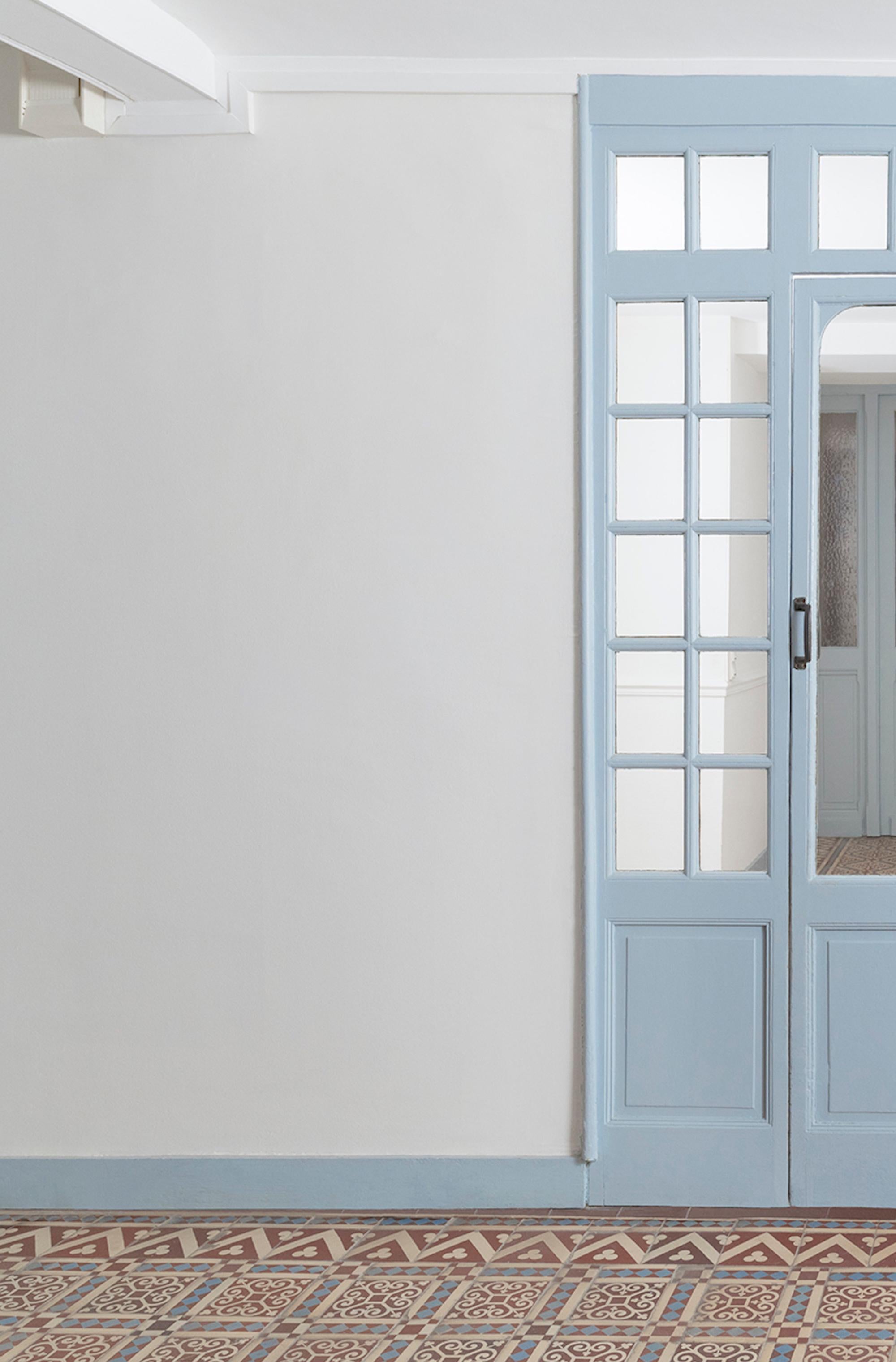 The Corridor of the Grand Hotel von Camille Brasselet - Zeitgenössische Fotografie im Angebot 4