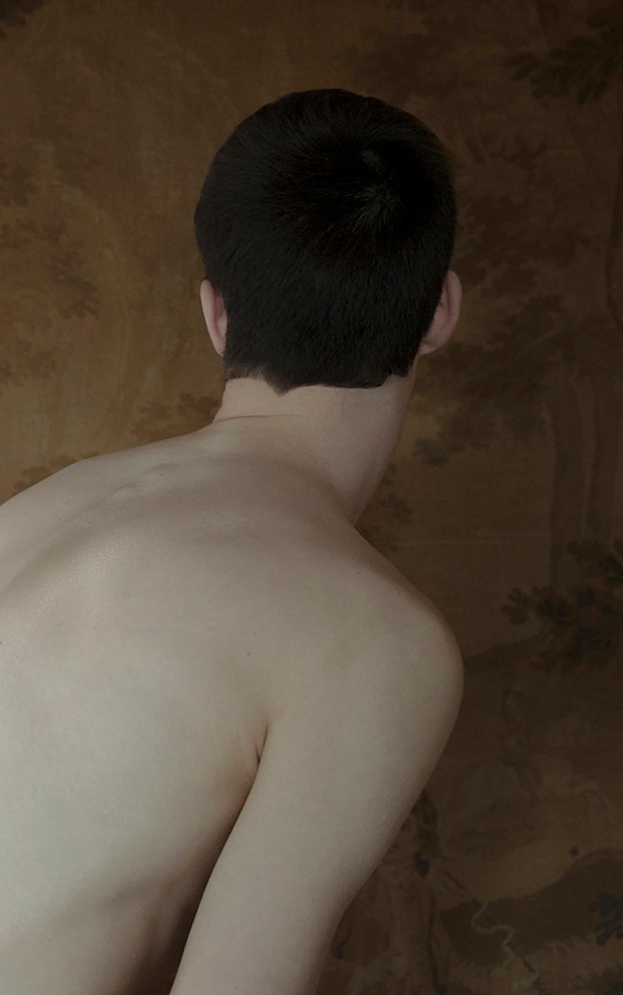 Er von Camille Brasselet - Aktfotografie, männlicher Körper, brauner Hintergrund im Angebot 3