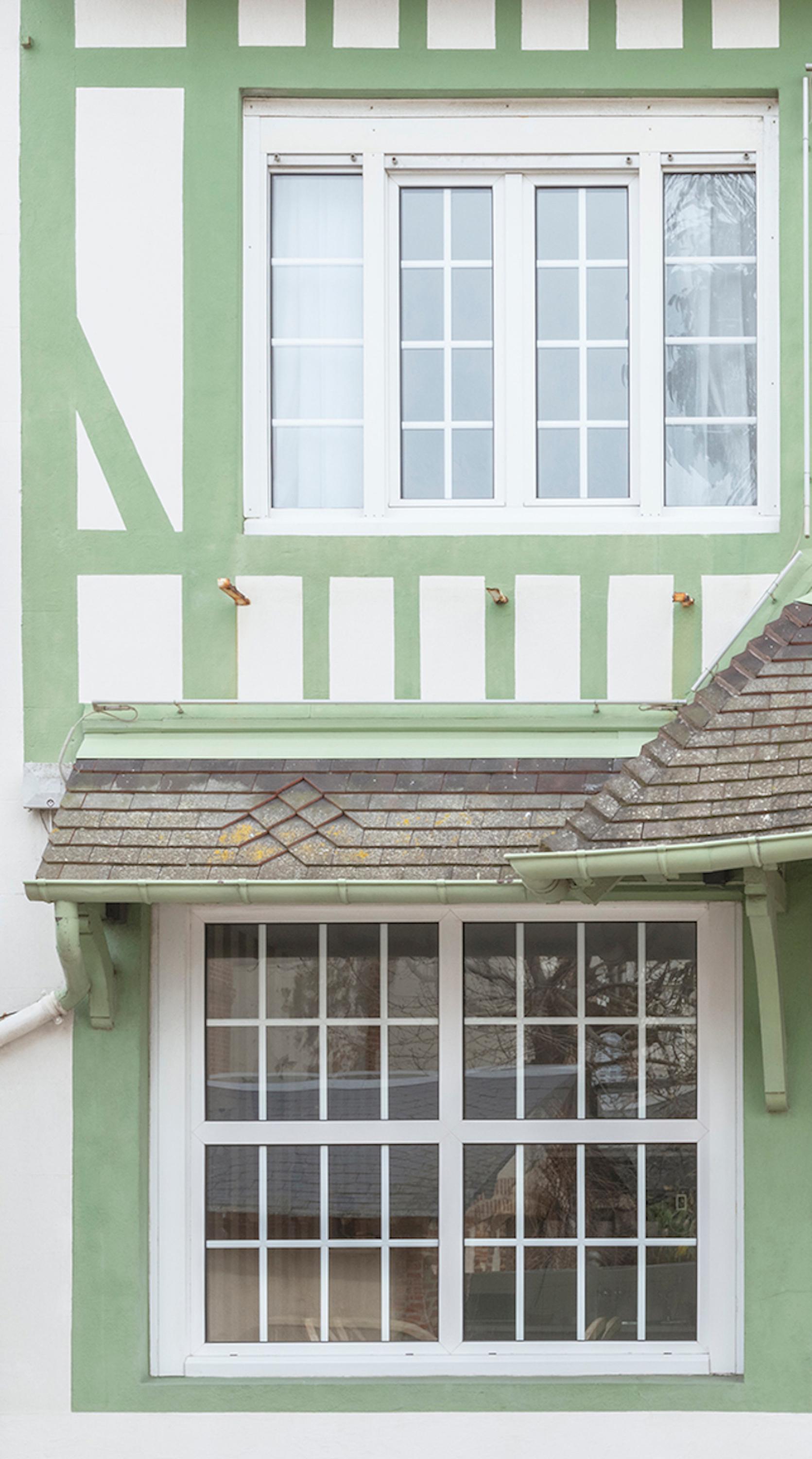 Hôtel de la Plage by Camille Brasselet - Contemporary photography, woman, pastel For Sale 2