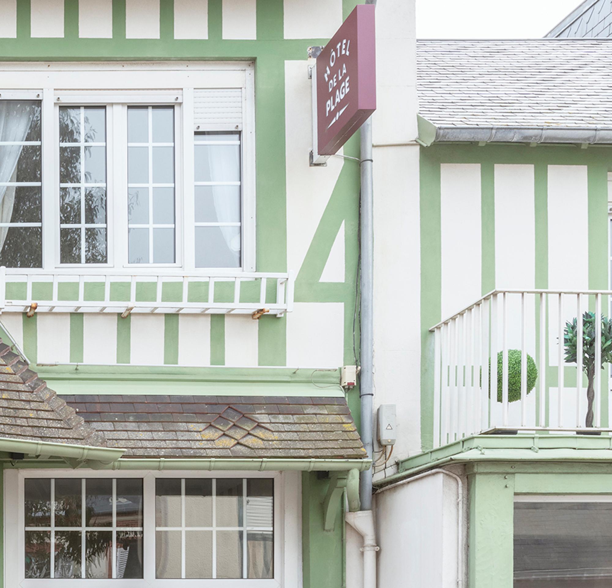 Hôtel de la Plage by Camille Brasselet - Contemporary photography, woman, pastel For Sale 4
