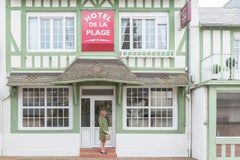 Hôtel de la Plage par Camille Brasselet - Photographie contemporaine, femme, pastel
