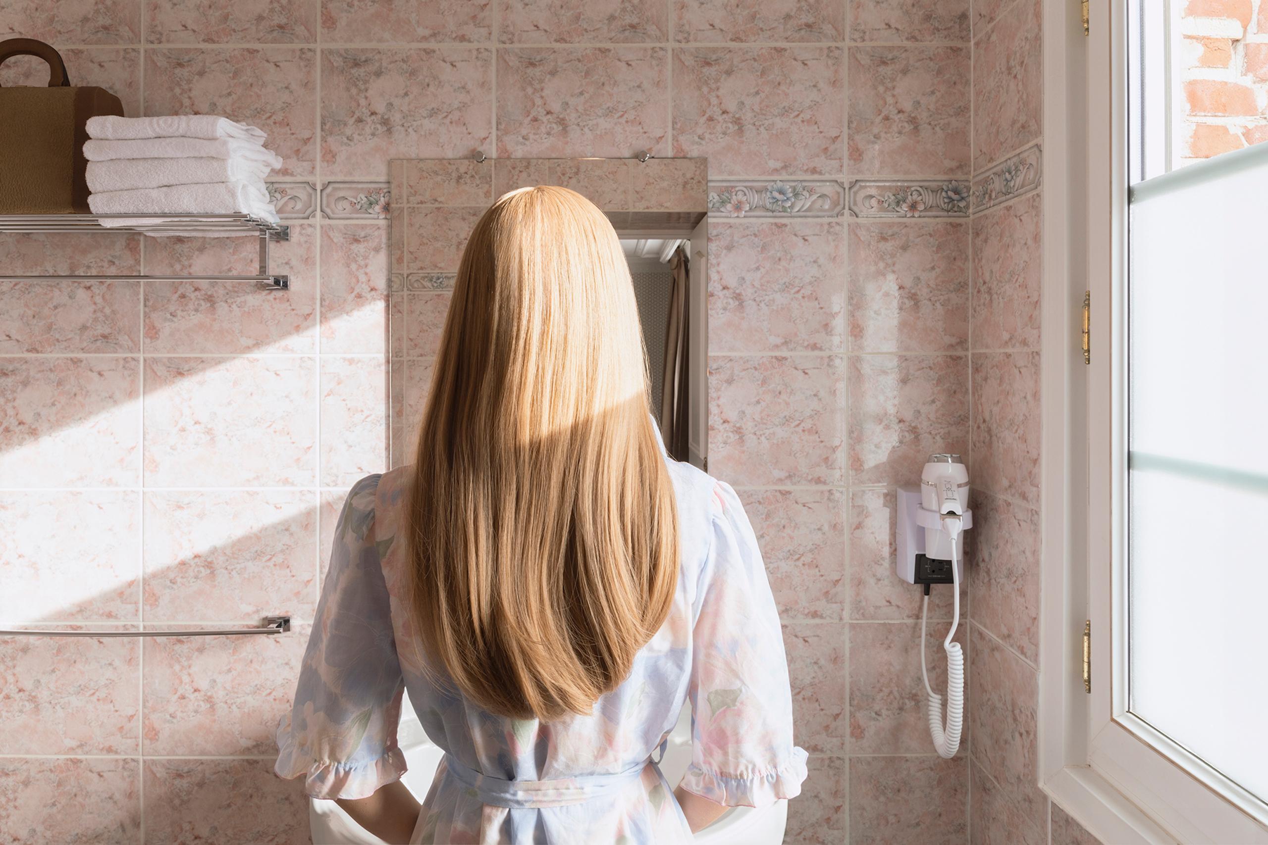 Hôtel des Cabines n°1 by Camille Brasselet - Contemporary photography, woman