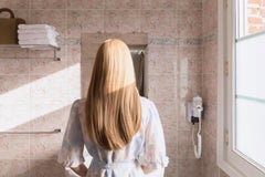Hôtel des Cabines n°1 de Camille Brasselet - Photographie contemporaine, femme