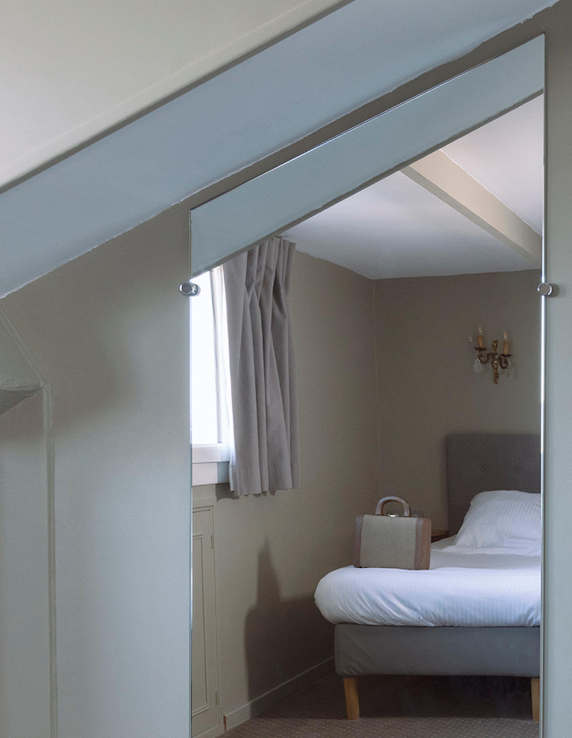 Hôtel des Cabines n°2 by Camille Brasselet - Contemporary photography, woman For Sale 2