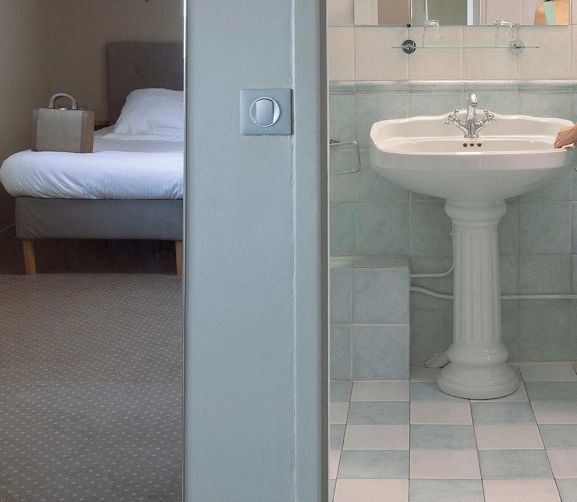 Hôtel des Cabines n°2 by Camille Brasselet - Contemporary photography, woman For Sale 4