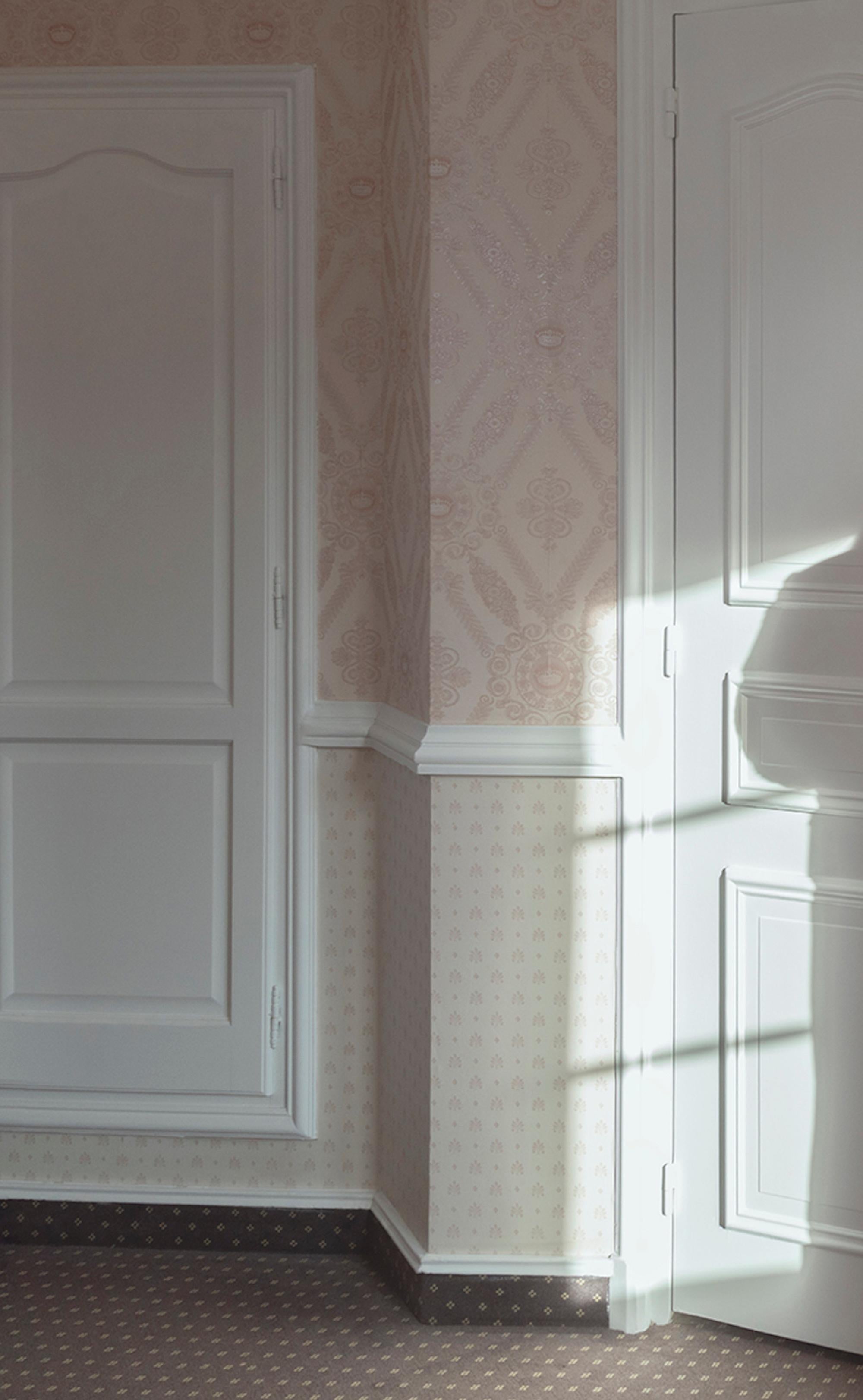 Hôtel des Cabines n°4 by Camille Brasselet - Contemporary photography, woman For Sale 2