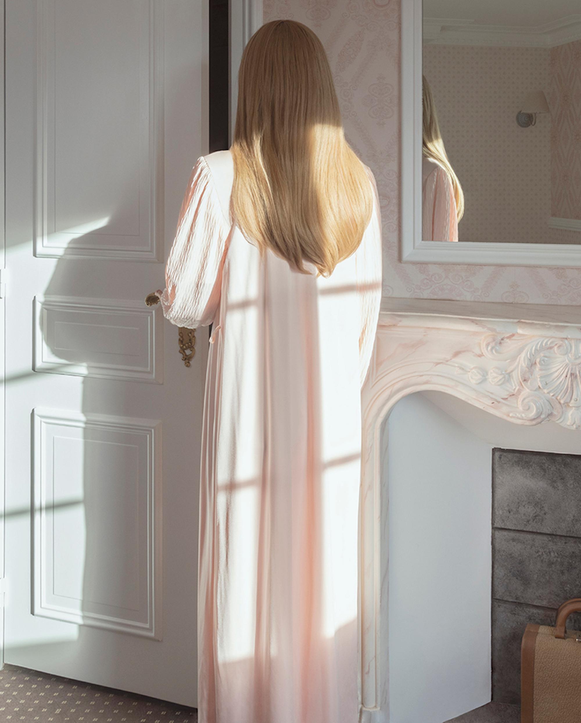 Hôtel des Cabines n°4 by Camille Brasselet - Contemporary photography, woman For Sale 3