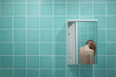 The bathroom par Camille Brasselet - Photographie d'art contemporain, femme