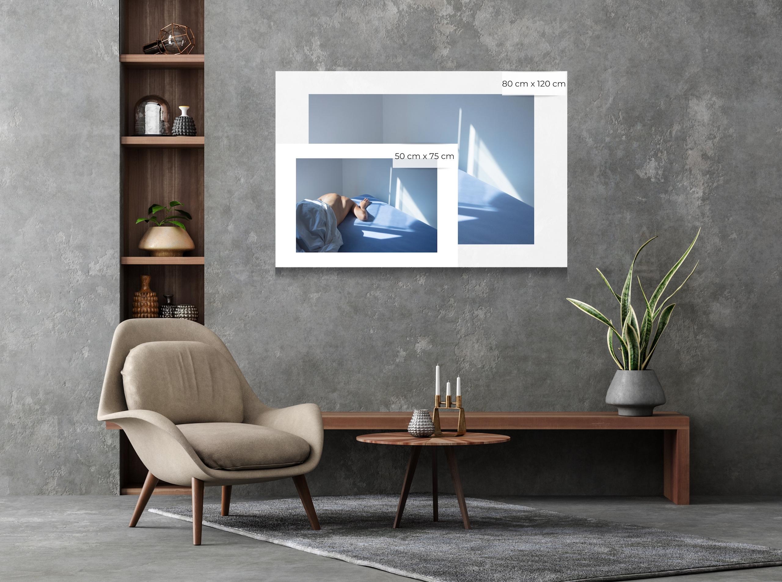 The blue room by Camille Brasselet - Contemporary fine art photography, Körper im Angebot 1