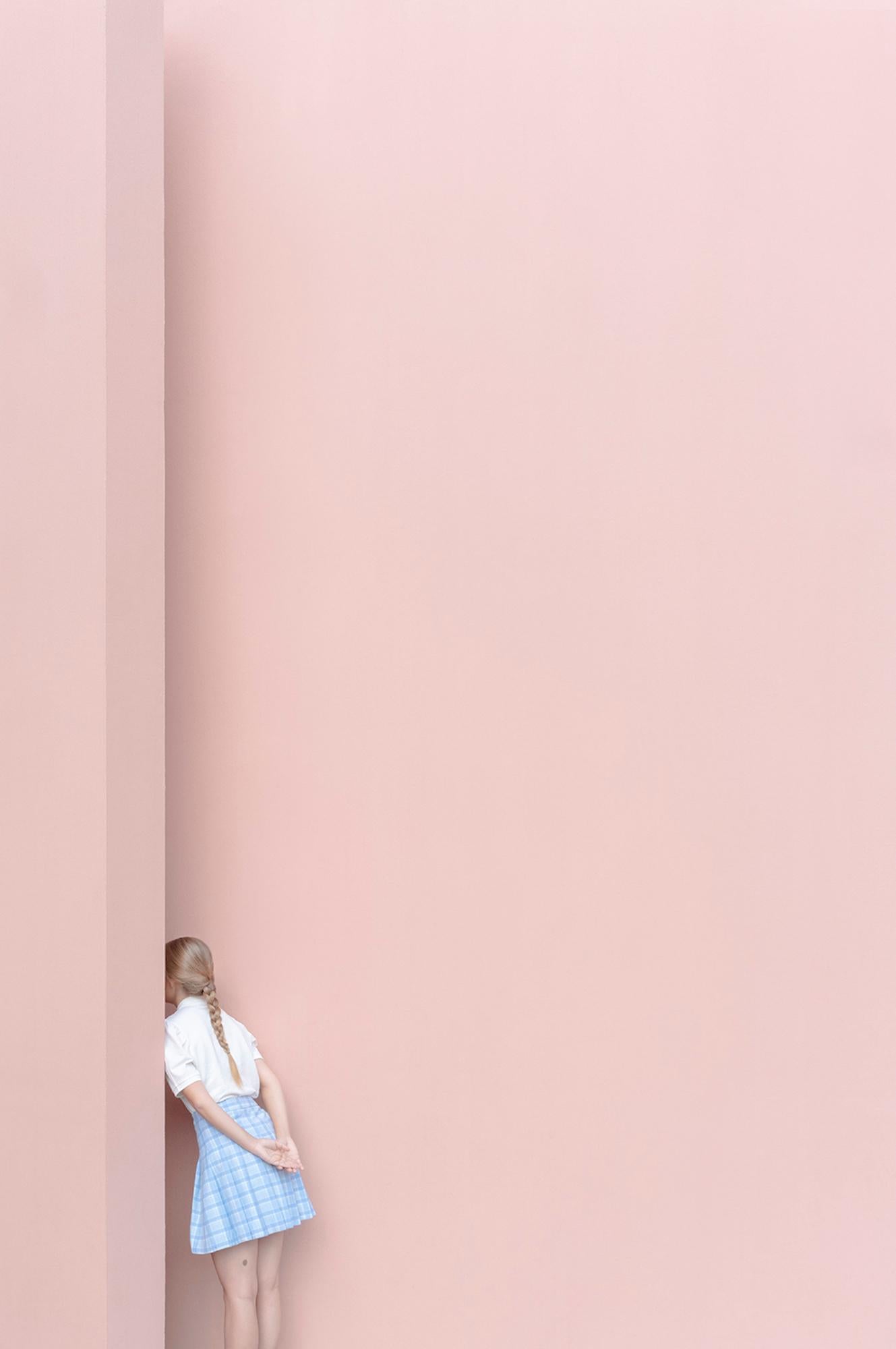 The game by Camille Brasselet - Zeitgenössische Kunstfotografie, rosa, Mädchen
