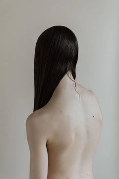 Il serpente di Camille Brasselet - Fotografia d'arte di nudo, corpo di donna, capelli neri