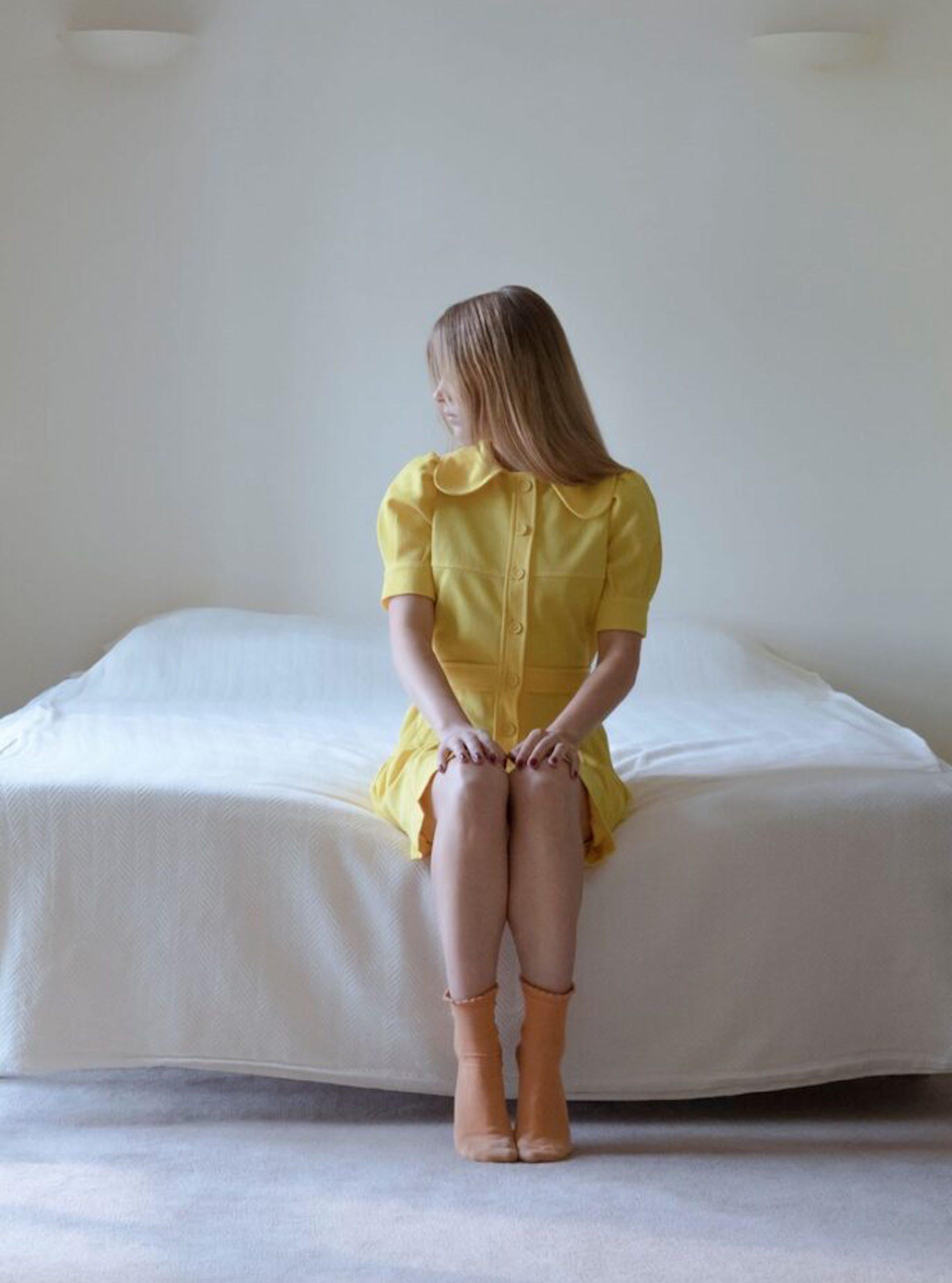 Untitled Story II de Camille Brasselet - Photographie contemporaine, femme, hôtel en vente 3