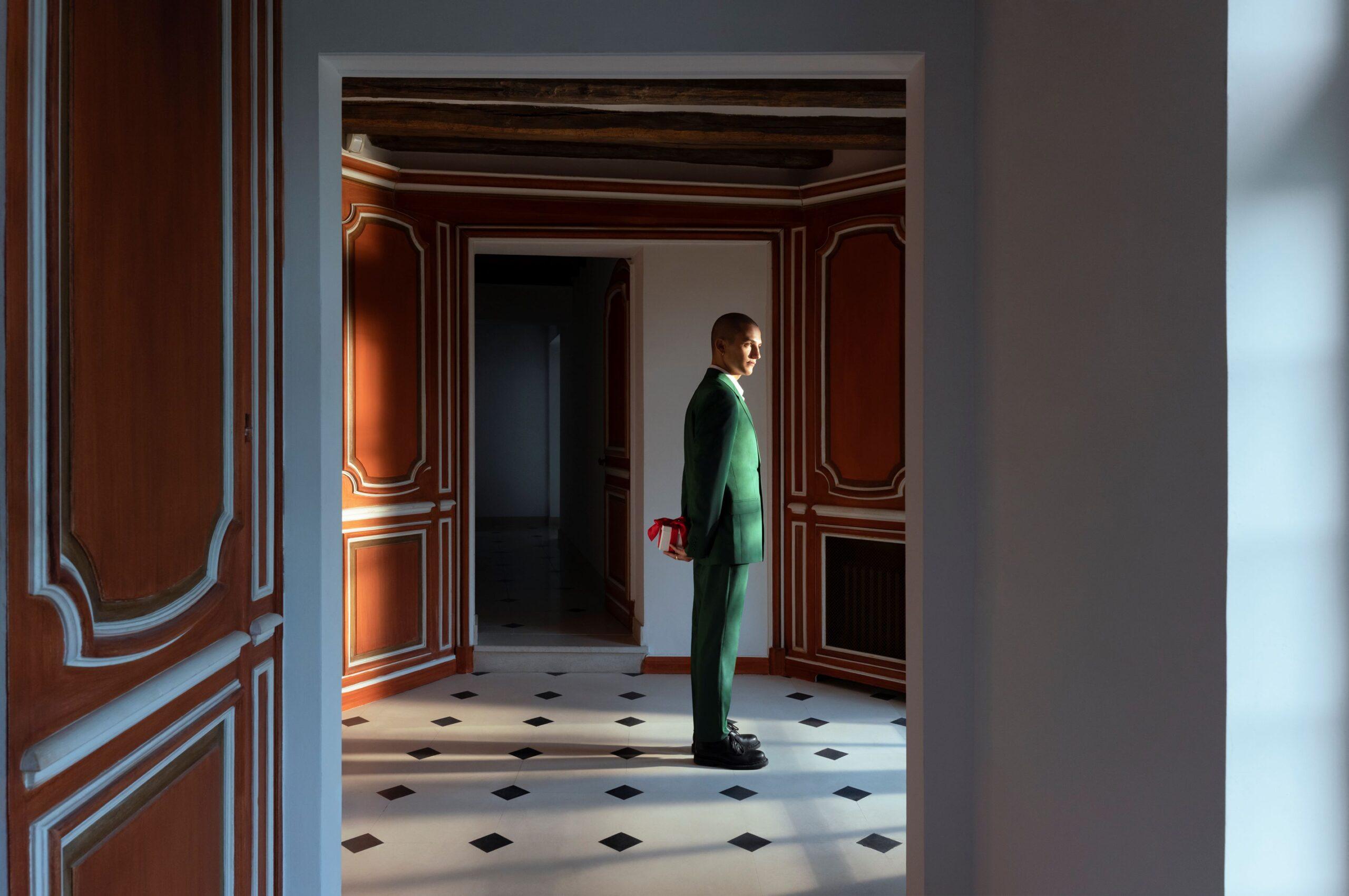 Untitled Story III von Camille Brasselet - Zeitgenössische Fotografie, gerahmt, Mann im Angebot 1