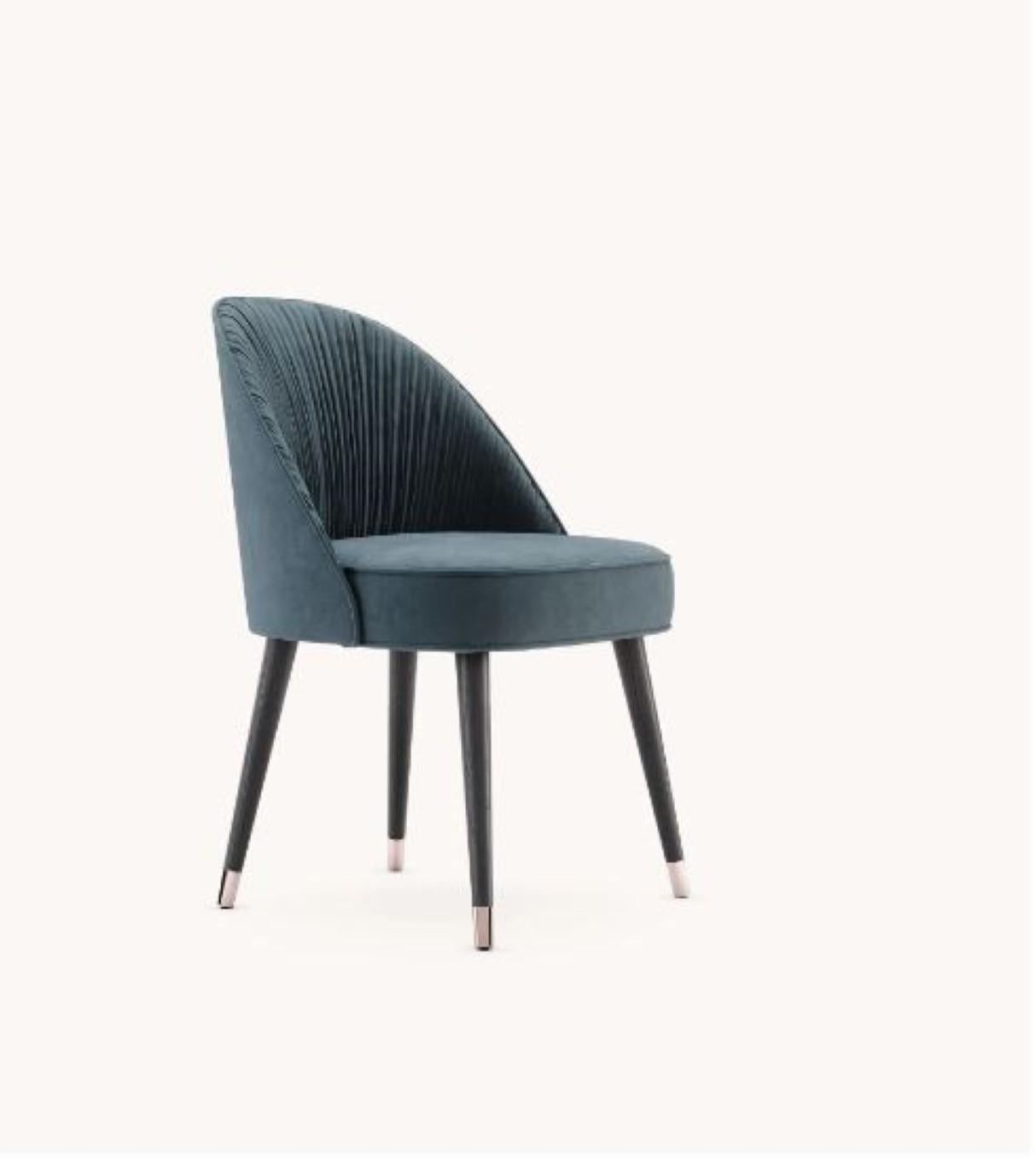 Chaise Camille avec tasses en métal par Domkapa
MATERIAL : Velours, frêne noir mat, métal or rose poli. 
Dimensions :  L 57 x P 57 x H 81 cm. 
Également disponible dans différents matériaux. Veuillez nous contacter.

Camille adopte le cosmopolitisme