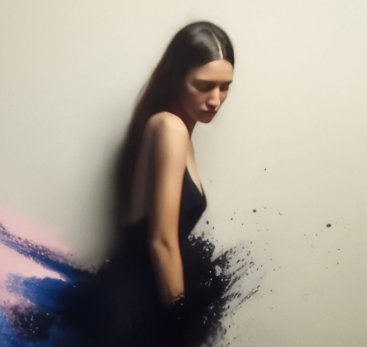 Wasserfall - Zeitgenössische figurative Mode digitaler Farbdruck – Print von Camille Dupont