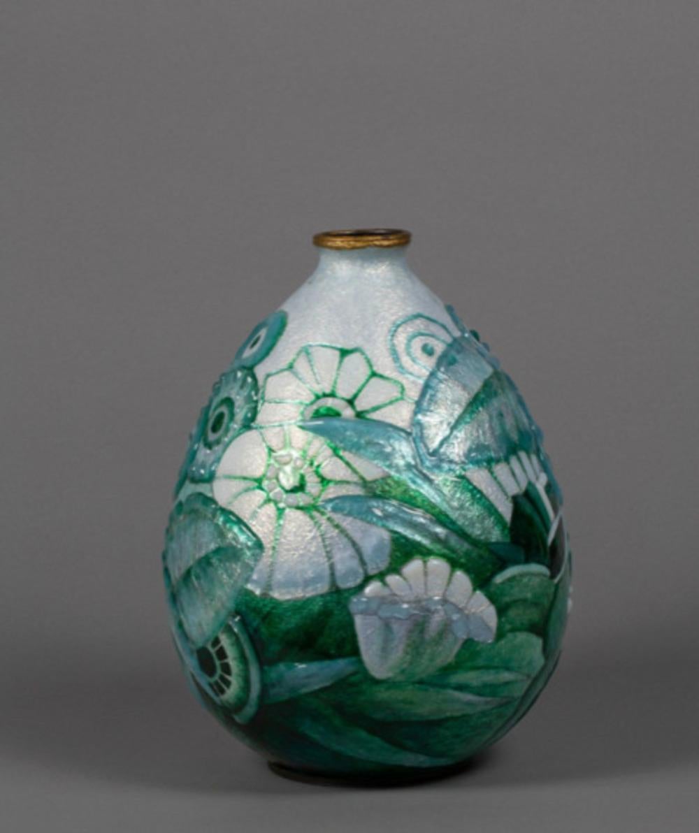 Vase à corps ovoïde et petit col en cuivre émaillé 

Émaux verts, gris et blancs en dégradé épais, décorés de fleurs et de feuilles stylisées en léger relief.  

Signé C.I.Fauré C. Limoges. 

H. 31 cm
 Bibliographie : Cork Marcheschi, Camille Fauré