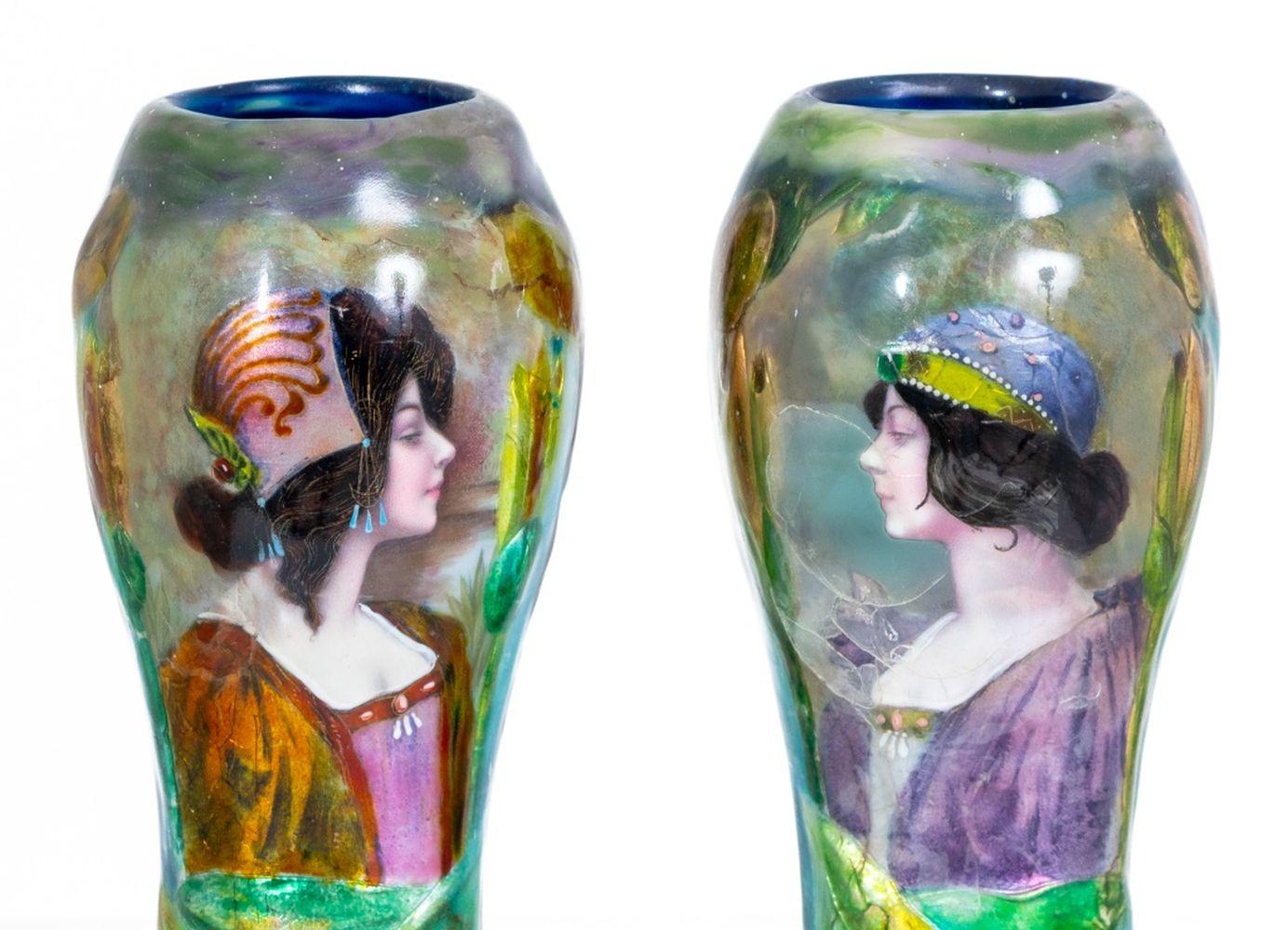 Paire de vases portraits en émail Art Nouveau attribués à Camille Faure (français, 1874-1956), début du 20e siècle, chacun représentant le buste d'une femme aux cheveux noirs entourée de nénuphars et de fleurs, non signés. 7.25
