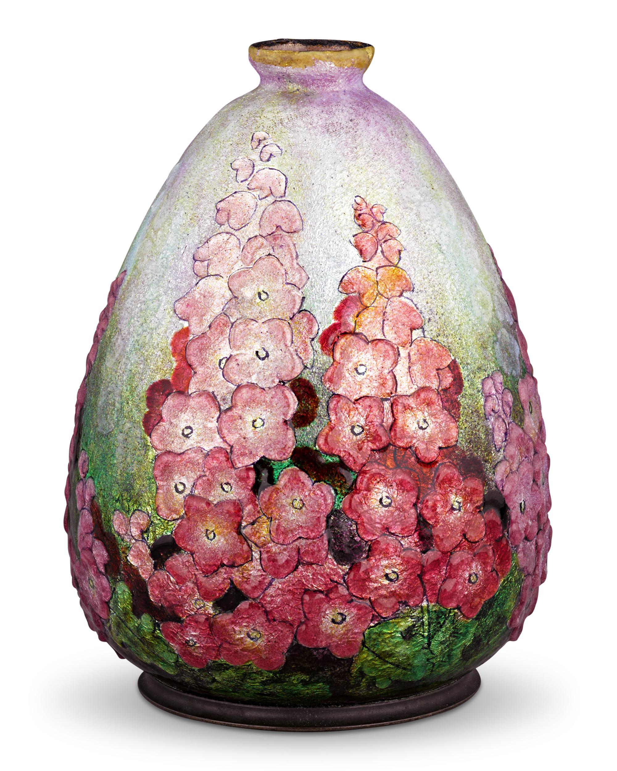 Eine Kaskade rosafarbener Blüten steht in dieser emaillierten Vase von Camille Fauré auf einem ombrierten Grund. Die Kupferform der Vase, die in der für ihn typischen Technik hergestellt wurde, ist mit Blattsilber und farbigem Email überzogen, das