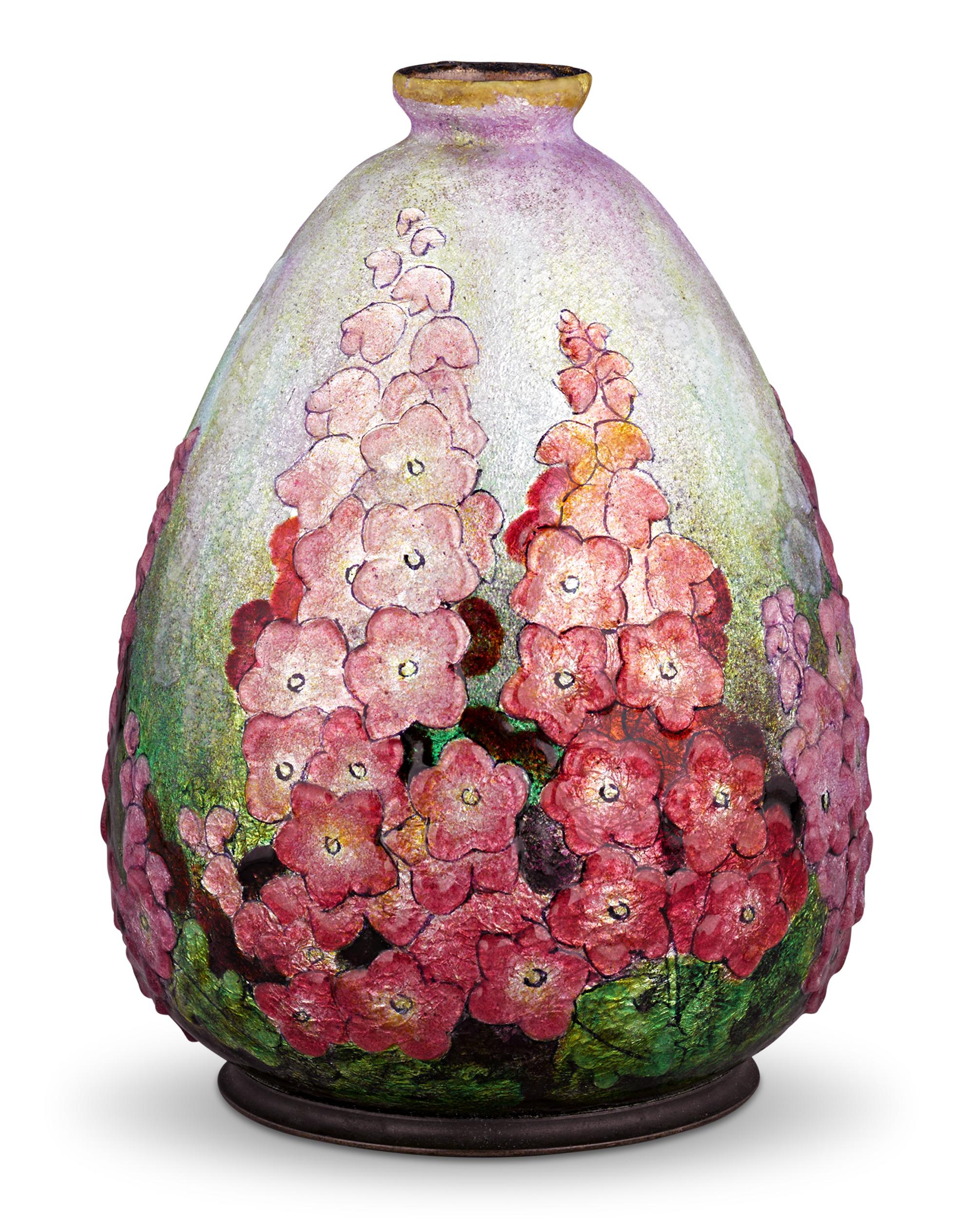 Una cascata di fiori rosa si staglia su un fondo ombreggiato in questo vaso smaltato di Camille Fauré. Realizzato con la sua tecnica tipica, la forma del vaso in rame è ricoperta dalla foglia d'argento e dallo smalto riccamente colorato che