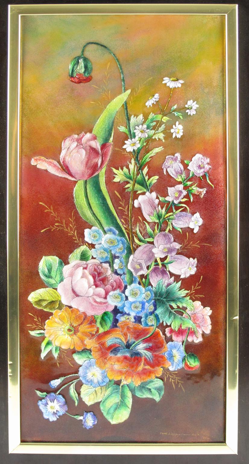 Le Studio Camille Faure a fabriqué à la main cette jolie plaque décorative en émail à Limoges dans les années 1950. Il s'agit d'une édition limitée, numérotée à deux exemplaires sur les huit produits. Le motif floral s'intitule 