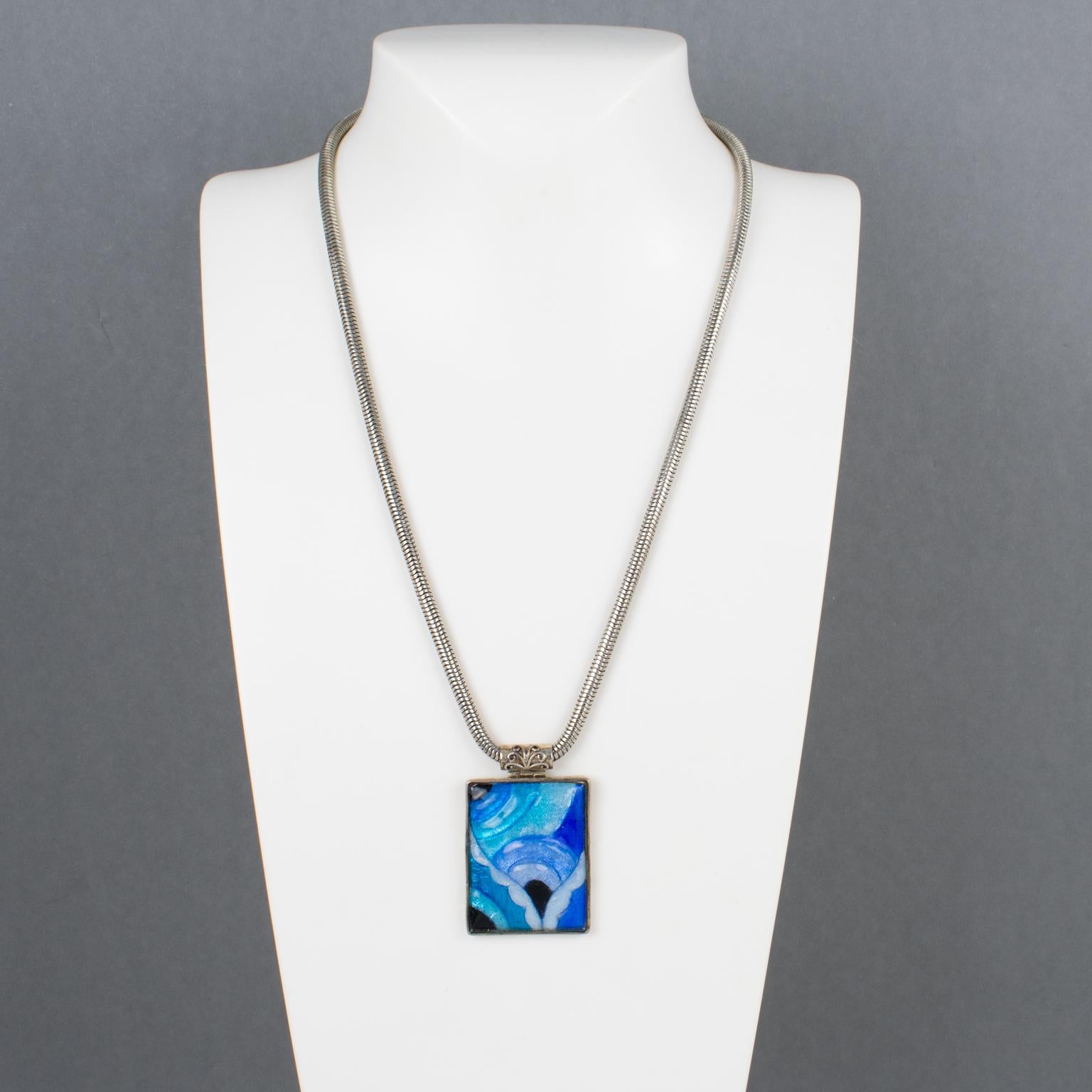 Questa straordinaria collana con ciondolo è stata realizzata a mano dall'artista smaltatrice di Limoges Mauricette Pinoteau. La cornice rettangolare in argento è ornata da un cammeo in smalto su rame. Il design di ispirazione Art Deco ha una forma
