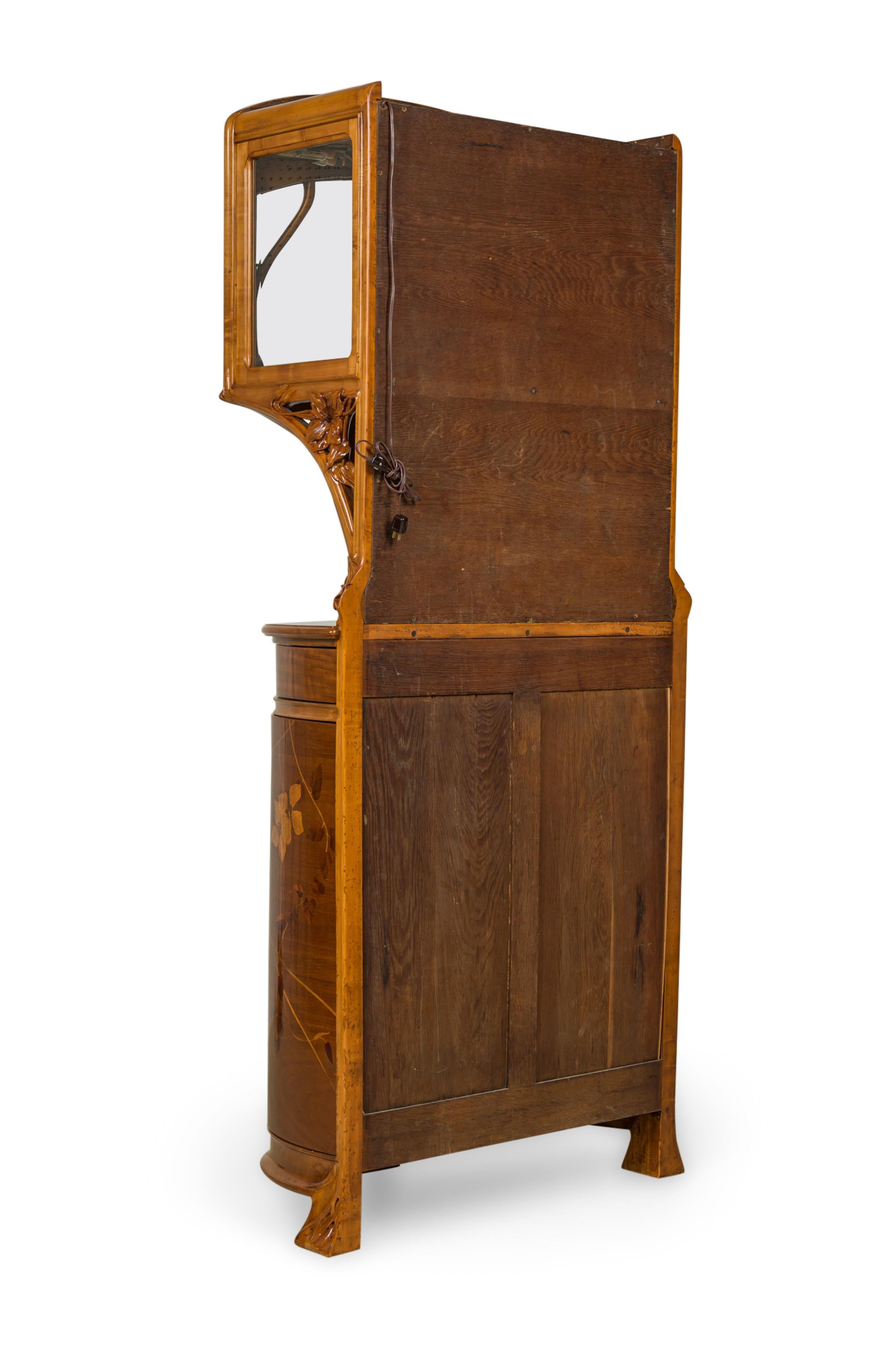 Camille Gauthier French Art Nouveau Floral Marquetry Display Cabinet / Vitrine In Good Condition For Sale In New York, NY