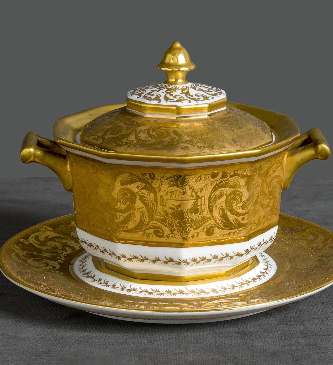 Camille Le Tallec Vergoldetes Porzellan Terrine Empire-Stil Set (Mitte des 20. Jahrhunderts) im Angebot