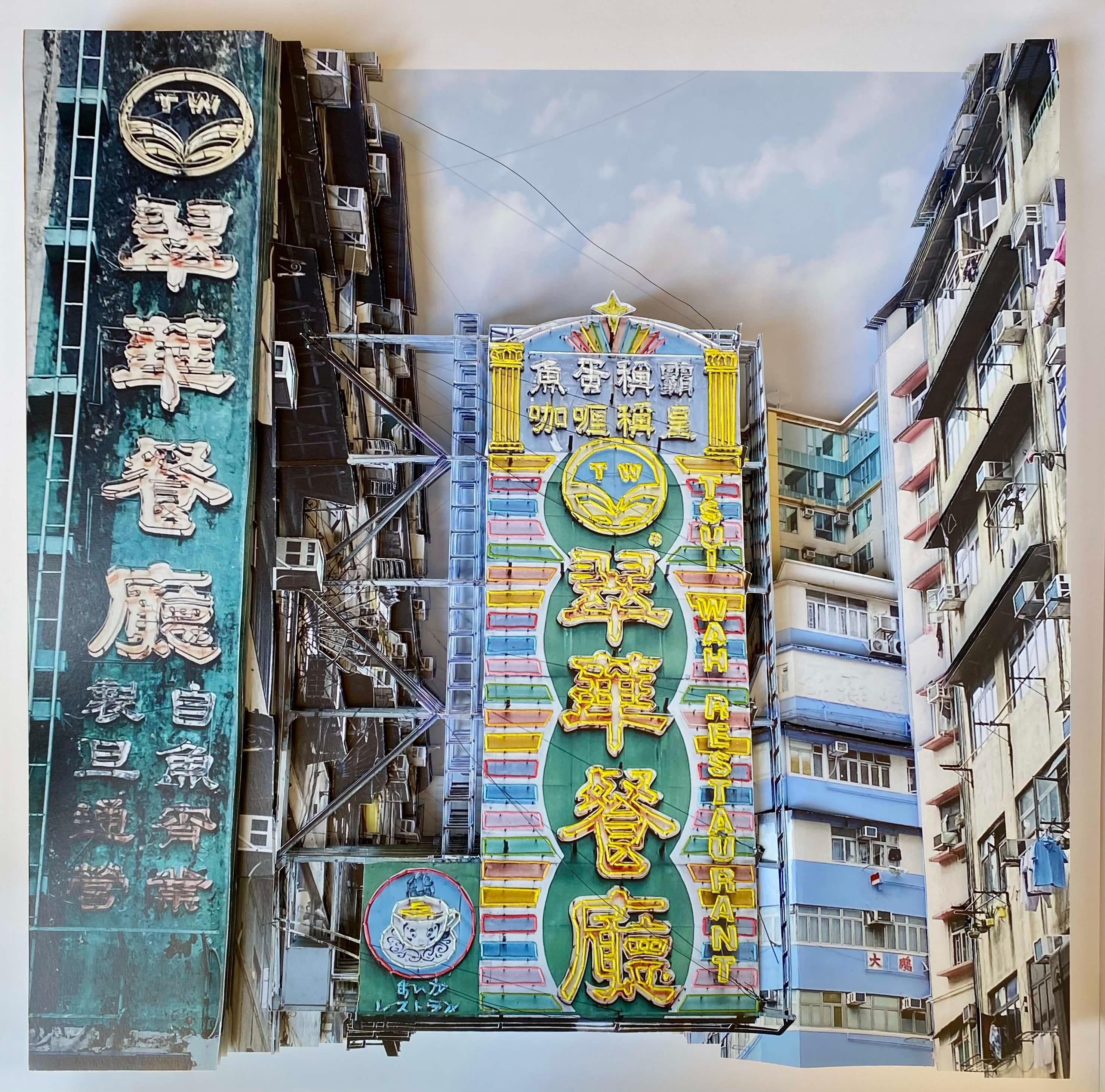 "Tsui Wah Restaurant", 2023

Das Werk von Camille Levert ist geprägt von ihrem Leben in Hongkong. Nachdem sie viele Jahre lang mit ihrer Kamera durch die Straßen gezogen ist, haben die Stadt und ihre ikonischen Neonlichter
Lichter inspirieren sie zu
