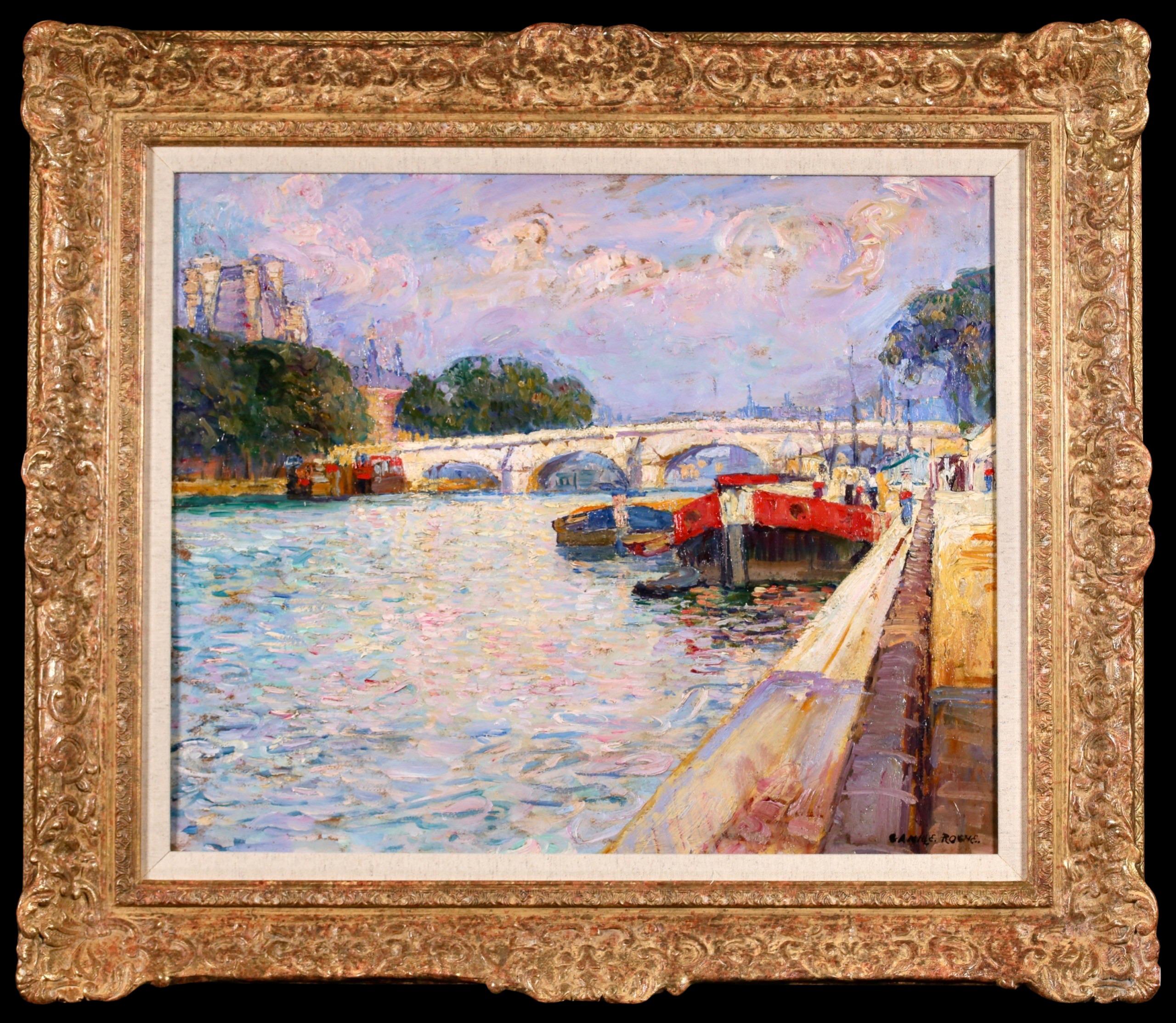 Paisaje impresionista al óleo sobre tabla, firmado y fechado, del pintor francés Camille Roche. Esta pieza de bellos colores representa una vista del río Sena en París, Francia, en un luminoso día de verano. Varios barcos están amarrados a la orilla