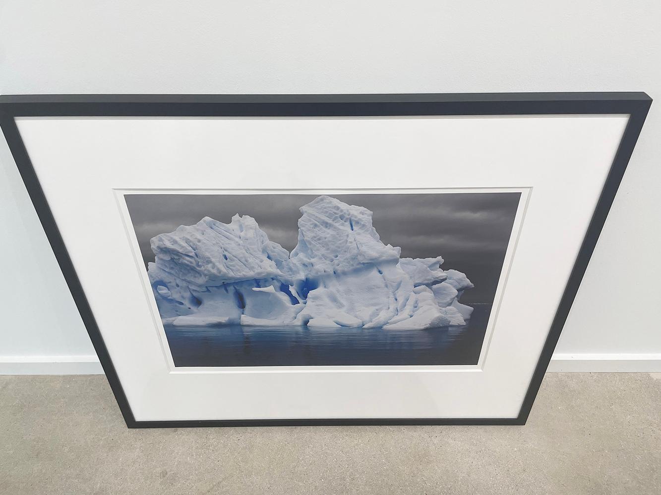 Electric Iceberg in Errera Channel, Antarctic Peninsula von Camille Seaman zeigt einen massiven Eisberg, der im dunklen, stürmischen Meer treibt. 

Archivalischer Pigmentdruck
Auflage von 9
Rahmengröße: 33,5 x 39,25 x 1,25 Zoll.
Bildgröße: 18 x 27
