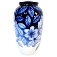 Vase en porcelaine de Camille Tharaud pour Limoges