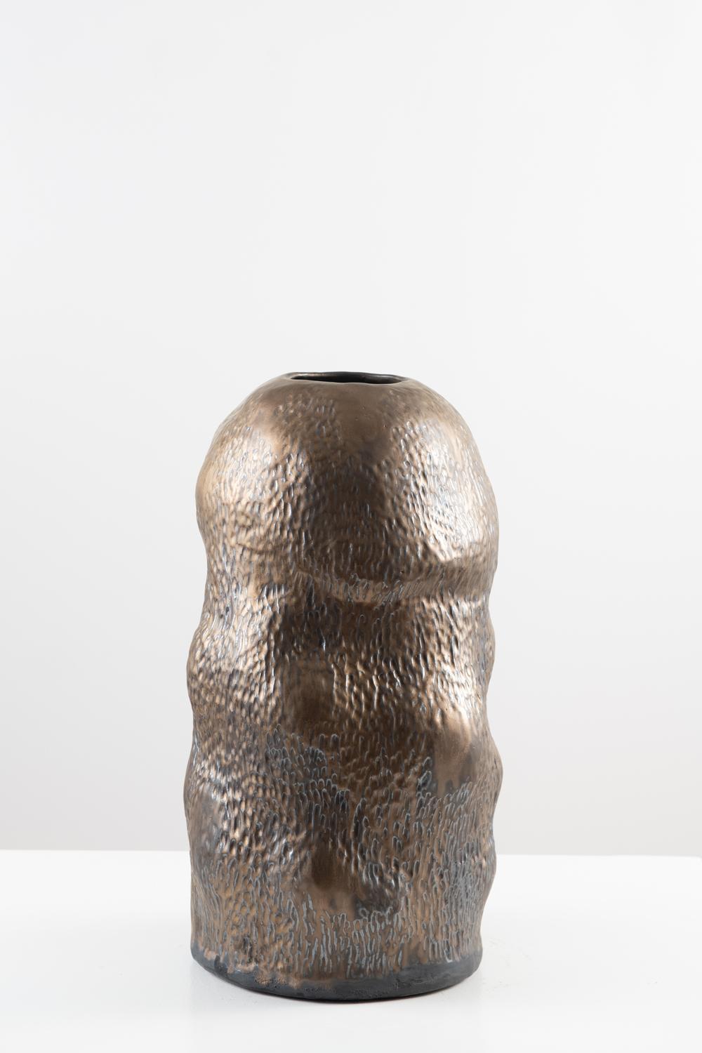 Trish DeMasi
Camille Vessel, 2021
Céramique émaillée métallique
9 x 9 x 18 in.