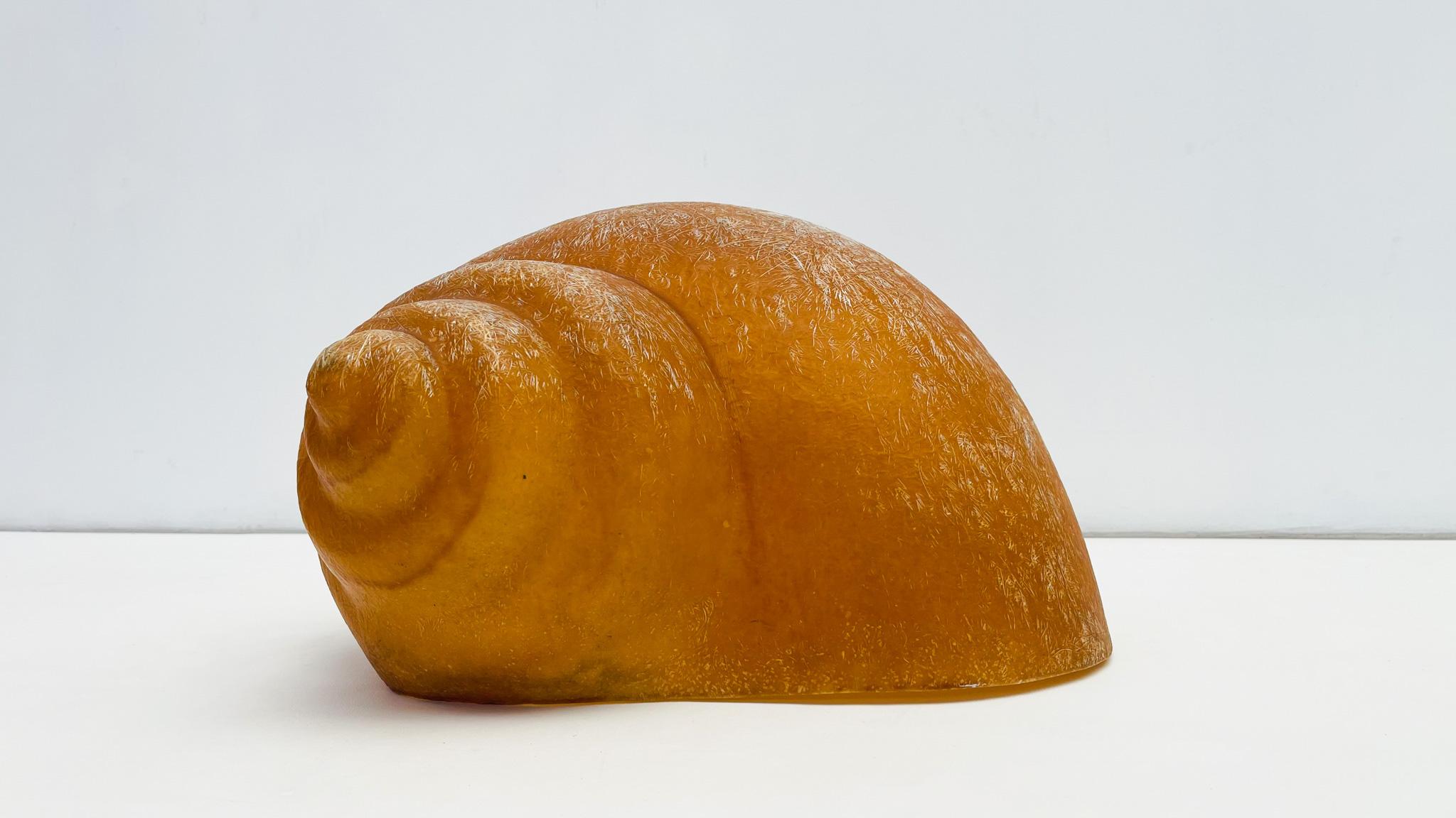 Questa scultura a forma di lumaca in stile metà secolo di Sergio Camilli Sergio è realizzata in fibra di vetro semitrasparente e incarna i principi del design dell'epoca con la sua forma organica e la sua calda tonalità ambrata. Il guscio a spirale