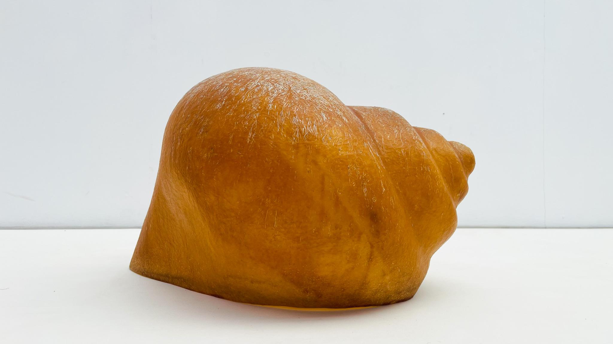 Italiano Scultura di lumache di Sergio Camilli in vetroresina semitrasparente in vendita