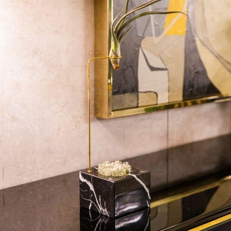 Il portapiante Camilly è una raffinata espressione di design che trasforma il semplice atto di esporre le piante in un'esperienza di poesia scultorea. Realizzata con precisione, unisce l'audace profondità del marmo Nero Marquina con l'elegante